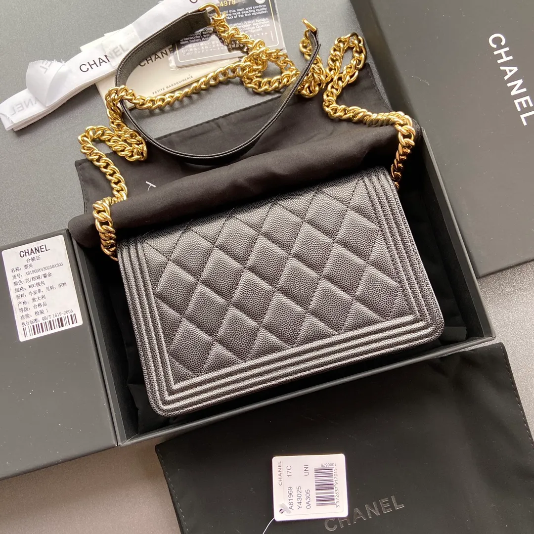 Woc series 𝑺𝒊𝒛𝒆: 19.5cm💰760 💌Fashion and classic are integrated, never out of date. Leather: Original imported black fine ball grain cowhide Hardware: All steel gilt Size: w19.5×h13×d3.5 Model: 81969