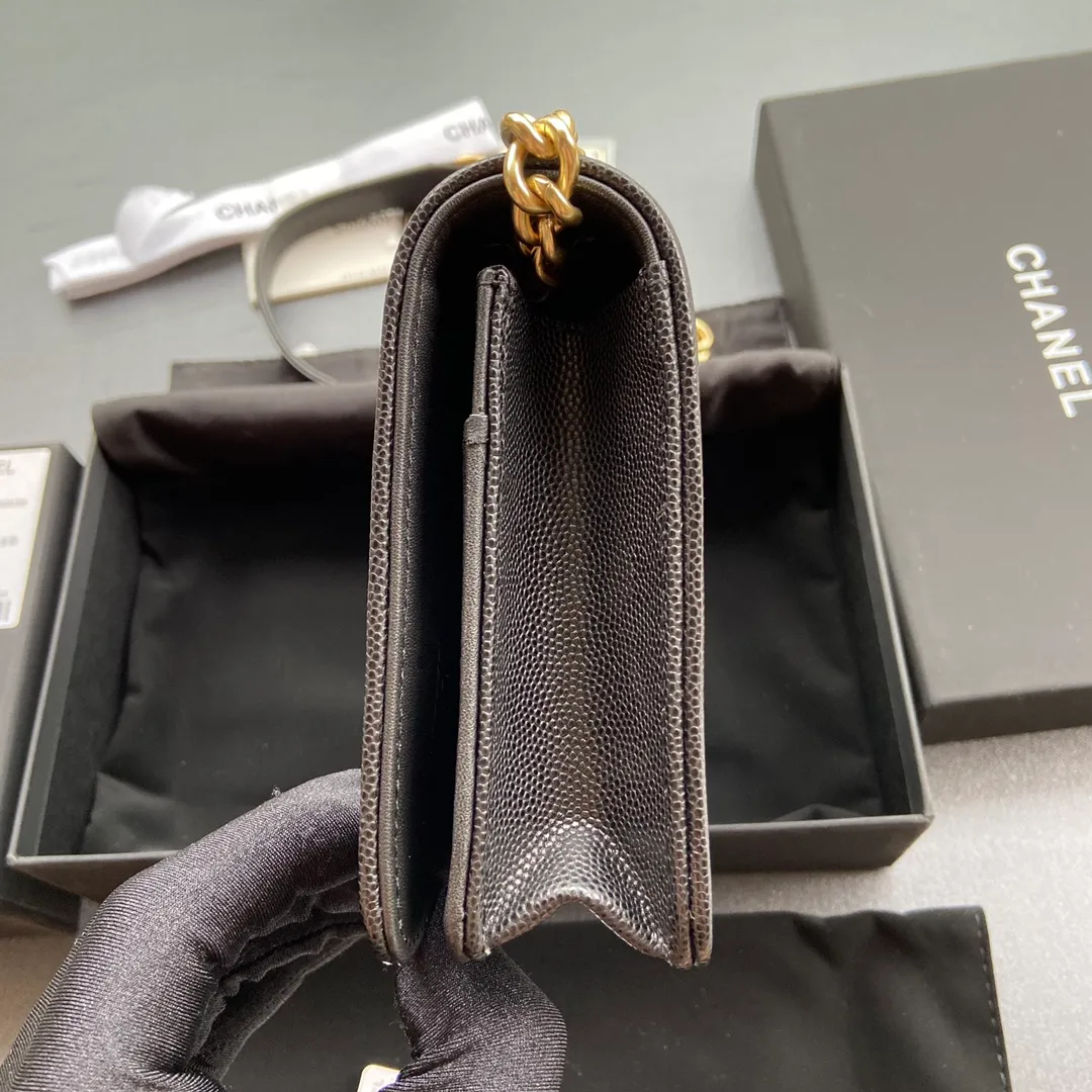 Woc series 𝑺𝒊𝒛𝒆: 19.5cm💰760 💌Fashion and classic are integrated, never out of date. Leather: Original imported black fine ball grain cowhide Hardware: All steel gilt Size: w19.5×h13×d3.5 Model: 81969