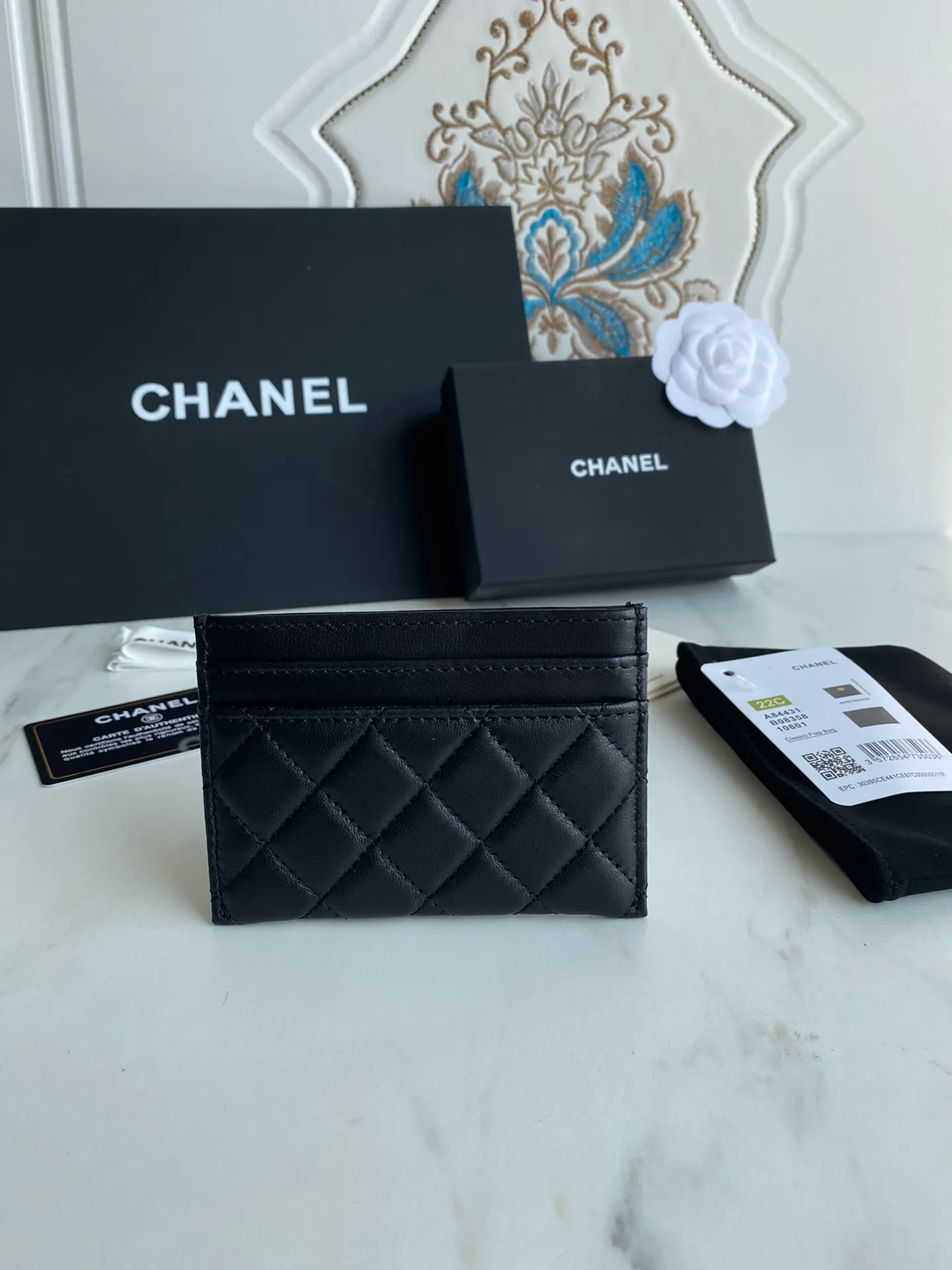 220💰[Original quality][With serial code] CHANEL’s new leboy card holder has arrived! The imported rhombus pattern is very attractive! The retro gilt buckle has an old-fashioned feel and is very fashionable and retro❤️This small card holder is very cost-effective and you can also put some change in the three card slots👍Model number: 84431 Size: 11×7.5×1cm