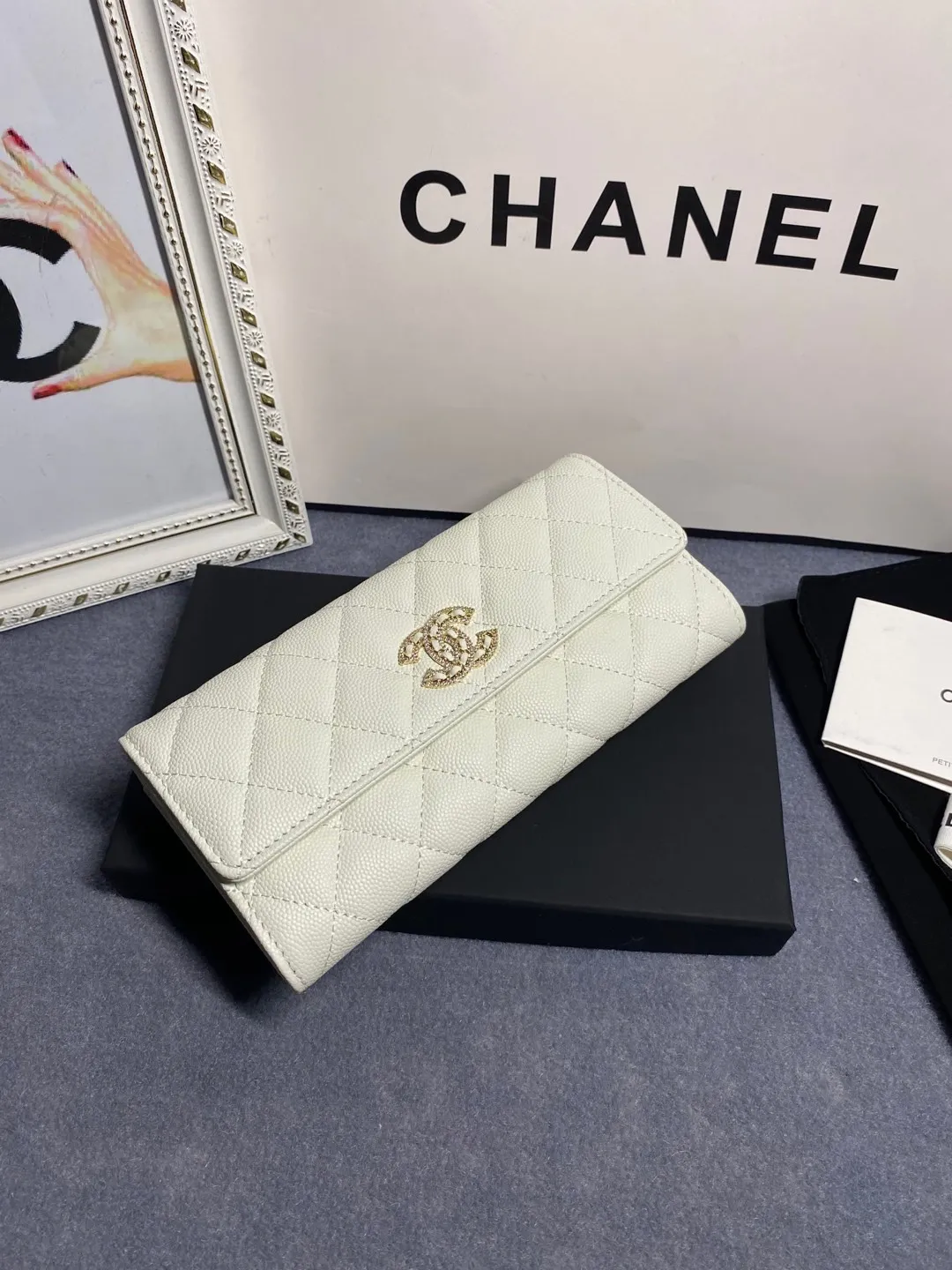 22 new styles. CHANEL. The two-fold wallet with long clip flap has arrived❤️First-layer cowhide with new luogo, the same design surrounded by diamonds on the side of the leather❤️The details are so beautiful❤️Model number Ap5480B size 10*19.5*2.5cm. 💰560