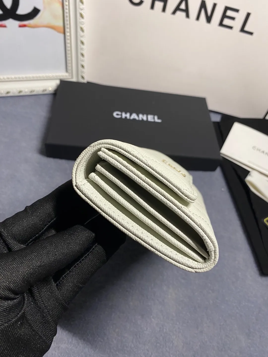 22 new styles. CHANEL. The two-fold wallet with long clip flap has arrived❤️First-layer cowhide with new luogo, the same design surrounded by diamonds on the side of the leather❤️The details are so beautiful❤️Model number Ap5480B size 10*19.5*2.5cm. 💰560