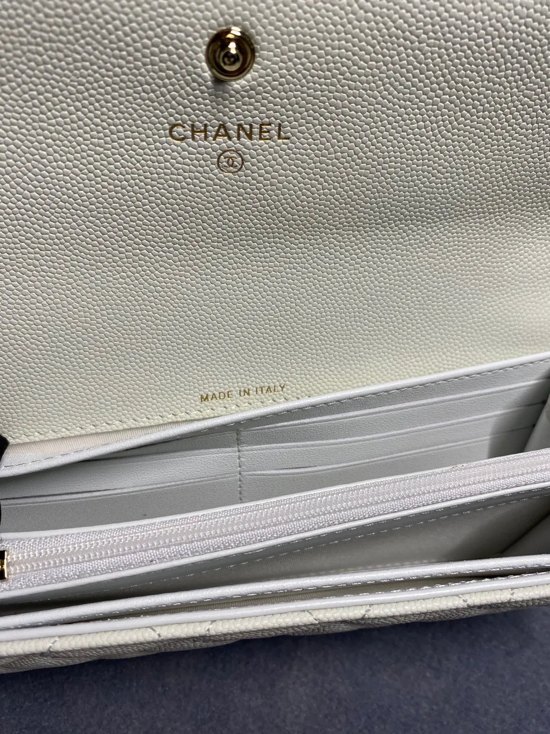 22 new styles. CHANEL. The two-fold wallet with long clip flap has arrived❤️First-layer cowhide with new luogo, the same design surrounded by diamonds on the side of the leather❤️The details are so beautiful❤️Model number Ap5480B size 10*19.5*2.5cm. 💰560