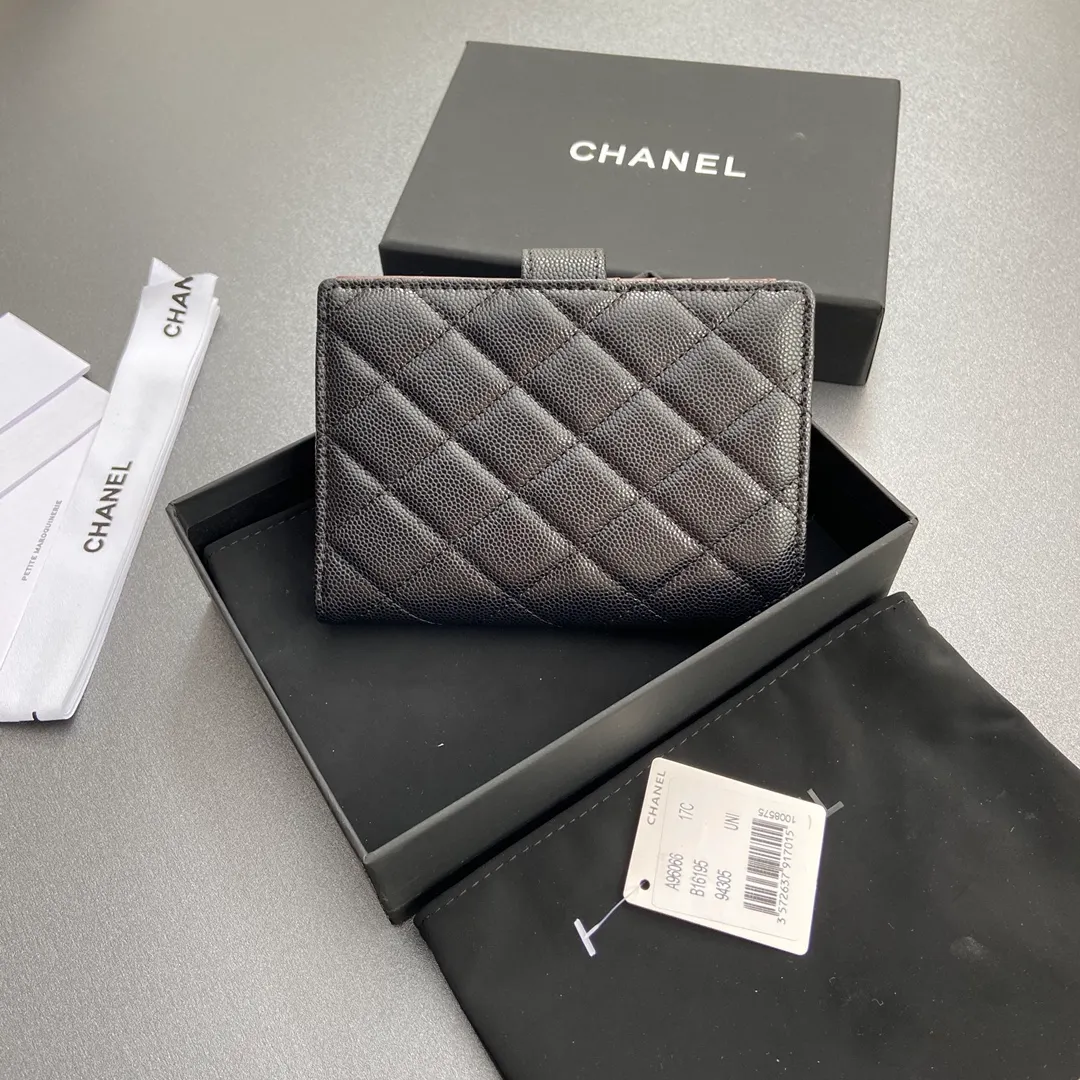 [Special grade hardware original leather] 💰440 Xiaoxiang Passport Holder Series Quilted with iconic metal logo Gold tone metal hardware, special Italian imported leather 4 card slots, 1 small zipper pocket. 1 banknote compartment, 1 passport holder card slot No.: 96066 Black fine ball gold Size: w10×h14×d2cm