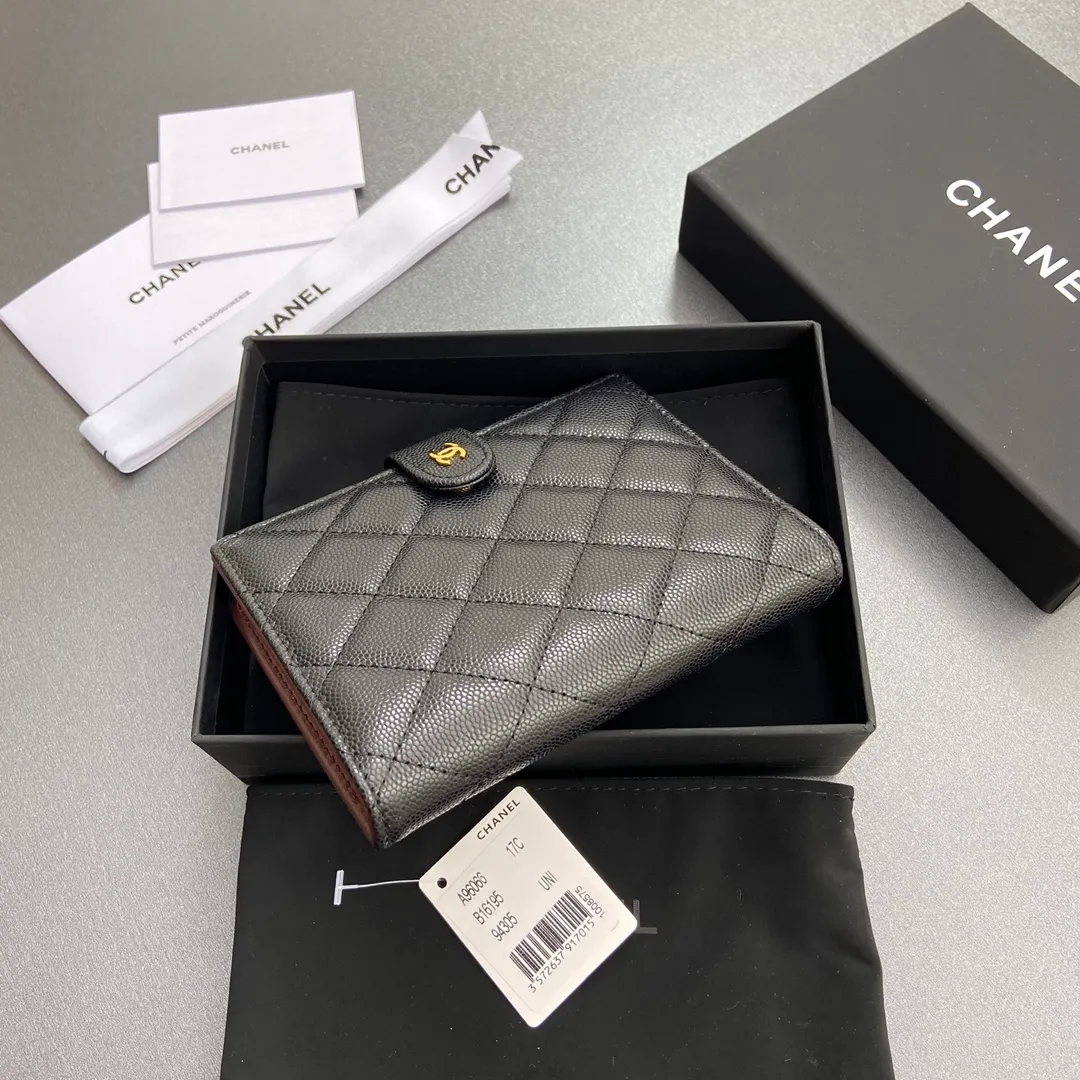 [Special grade hardware original leather] 💰440 Xiaoxiang Passport Holder Series Quilted with iconic metal logo Gold tone metal hardware, special Italian imported leather 4 card slots, 1 small zipper pocket. 1 banknote compartment, 1 passport holder card slot No.: 96066 Black fine ball gold Size: w10×h14×d2cm