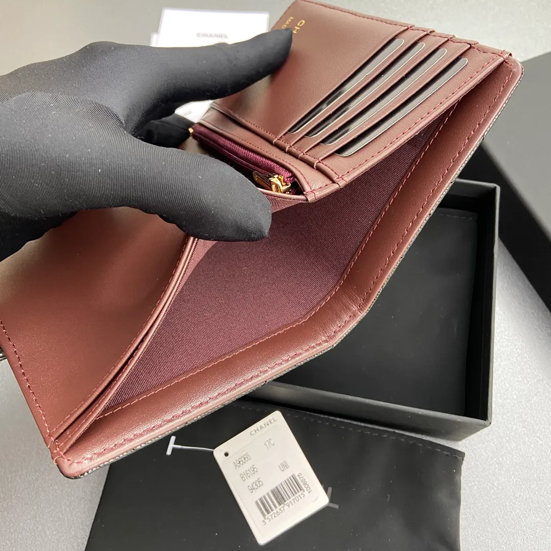 [Special grade hardware original leather] 💰440 Xiaoxiang Passport Holder Series Quilted with iconic metal logo Gold tone metal hardware, special Italian imported leather 4 card slots, 1 small zipper pocket. 1 banknote compartment, 1 passport holder card slot No.: 96066 Black fine ball gold Size: w10×h14×d2cm