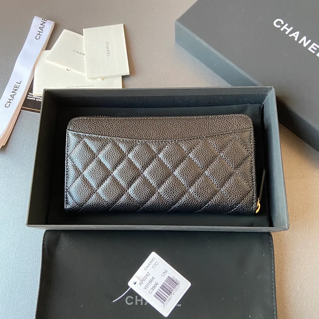Xiaoxiang imported Italian cowhide Item number: AP484 Price: 520 (with pocket metal pull tag) Size: w19.5×h10.5×d2cm Color: black ball pattern gold steel mark