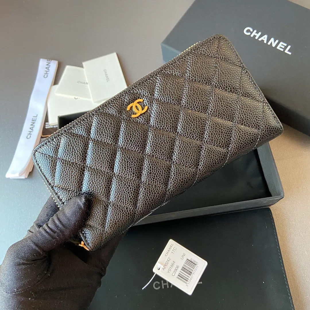 Xiaoxiang imported Italian cowhide Item number: AP484 Price: 520 (with pocket metal pull tag) Size: w19.5×h10.5×d2cm Color: black ball pattern gold steel mark