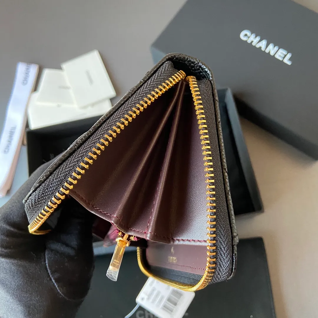 Xiaoxiang imported Italian cowhide Item number: AP484 Price: 520 (with pocket metal pull tag) Size: w19.5×h10.5×d2cm Color: black ball pattern gold steel mark