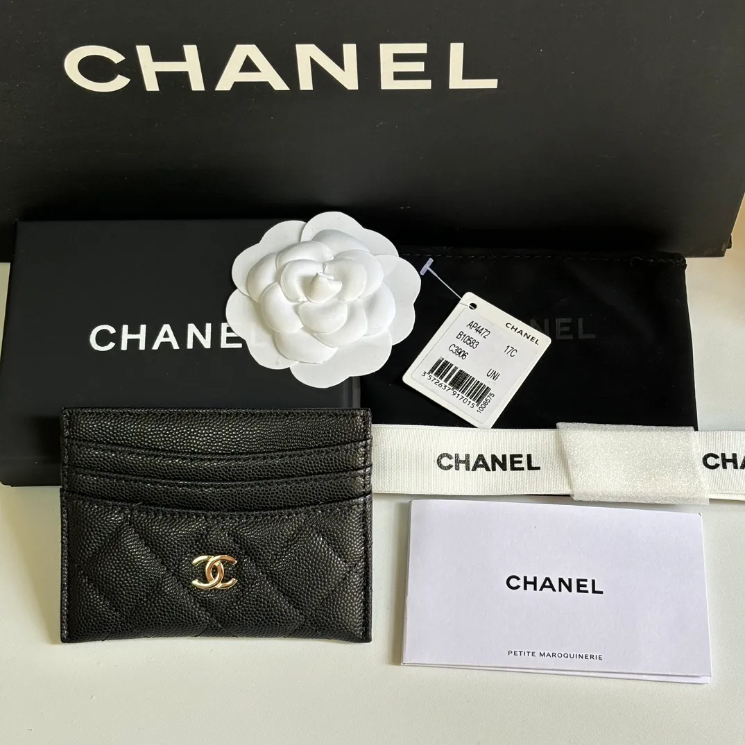 💰240 new product CH@NEL card holder has arrived💦This card holder adds a few more card slots based on the old model, making it more practical. It has original quality and beautiful details. Model No. AP8944, size 11*8*1cm.