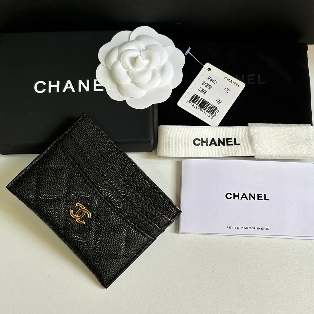 💰240 new product CH@NEL card holder has arrived💦This card holder adds a few more card slots based on the old model, making it more practical. It has original quality and beautiful details. Model No. AP8944, size 11*8*1cm.
