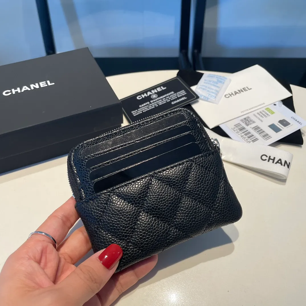 💰420😊Upgraded version💋Chanel 🆕Cowhide🐂Sheepskin is available, with gold and silver buckles☺️Classic zipper bag with multiple card slots for change. It can also bring convenience to various bank cards, supermarket cards, shopping cards, and membership cards. It is so small and easy to carry. It is the most fashionable and popular element of coin purses. Do you own it? Comes with the latest complete set of packaging 2061🍃size: 12*9.5cm