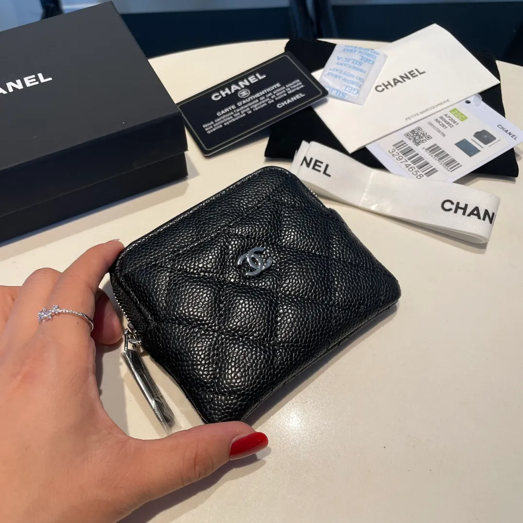 💰420😊Upgraded version💋Chanel 🆕Cowhide🐂Sheepskin is available, with gold and silver buckles☺️Classic zipper bag with multiple card slots for change. It can also bring convenience to various bank cards, supermarket cards, shopping cards, and membership cards. It is so small and easy to carry. It is the most fashionable and popular element of coin purses. Do you own it? Comes with the latest complete set of packaging 2061🍃size: 12*9.5cm