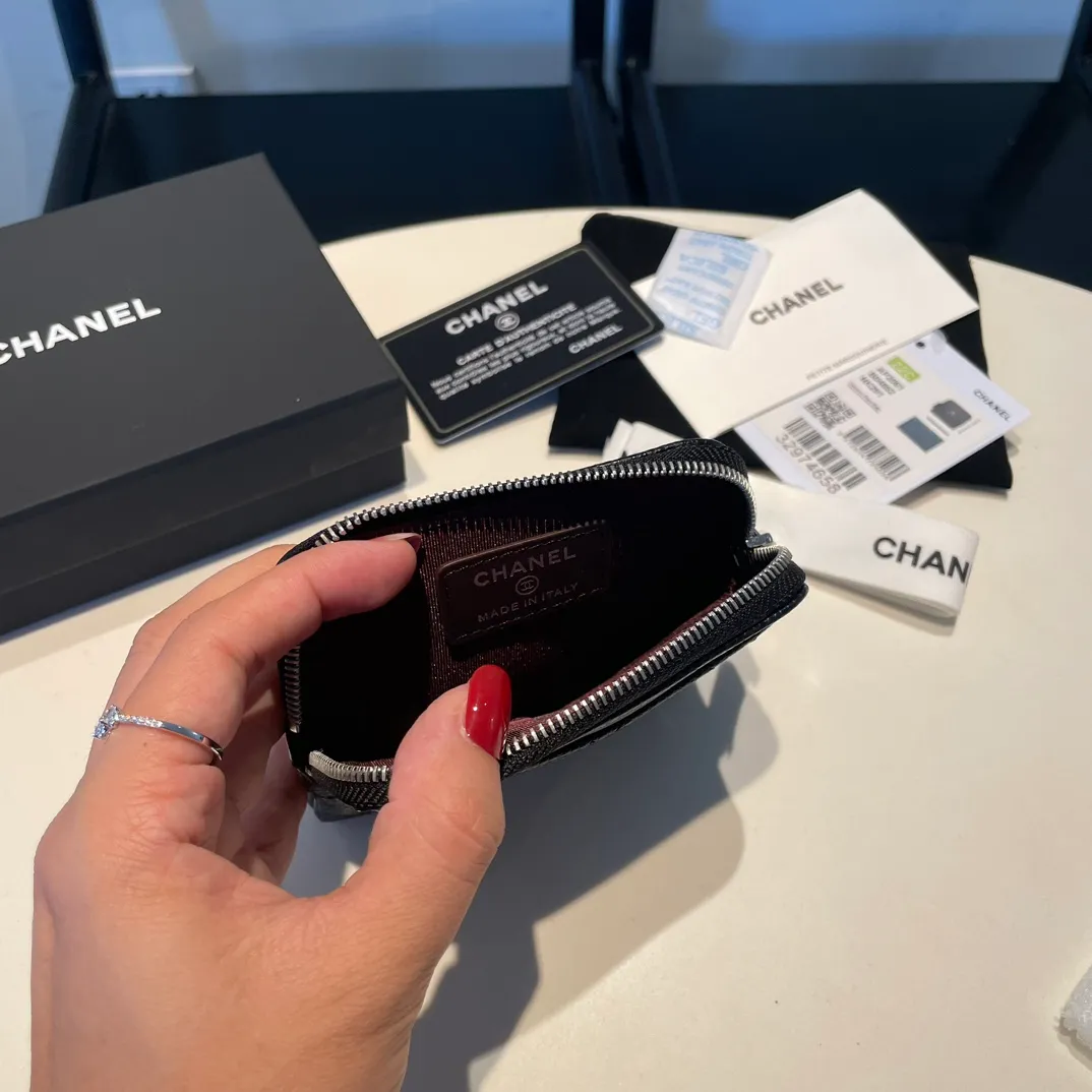 💰420😊Upgraded version💋Chanel 🆕Cowhide🐂Sheepskin is available, with gold and silver buckles☺️Classic zipper bag with multiple card slots for change. It can also bring convenience to various bank cards, supermarket cards, shopping cards, and membership cards. It is so small and easy to carry. It is the most fashionable and popular element of coin purses. Do you own it? Comes with the latest complete set of packaging 2061🍃size: 12*9.5cm