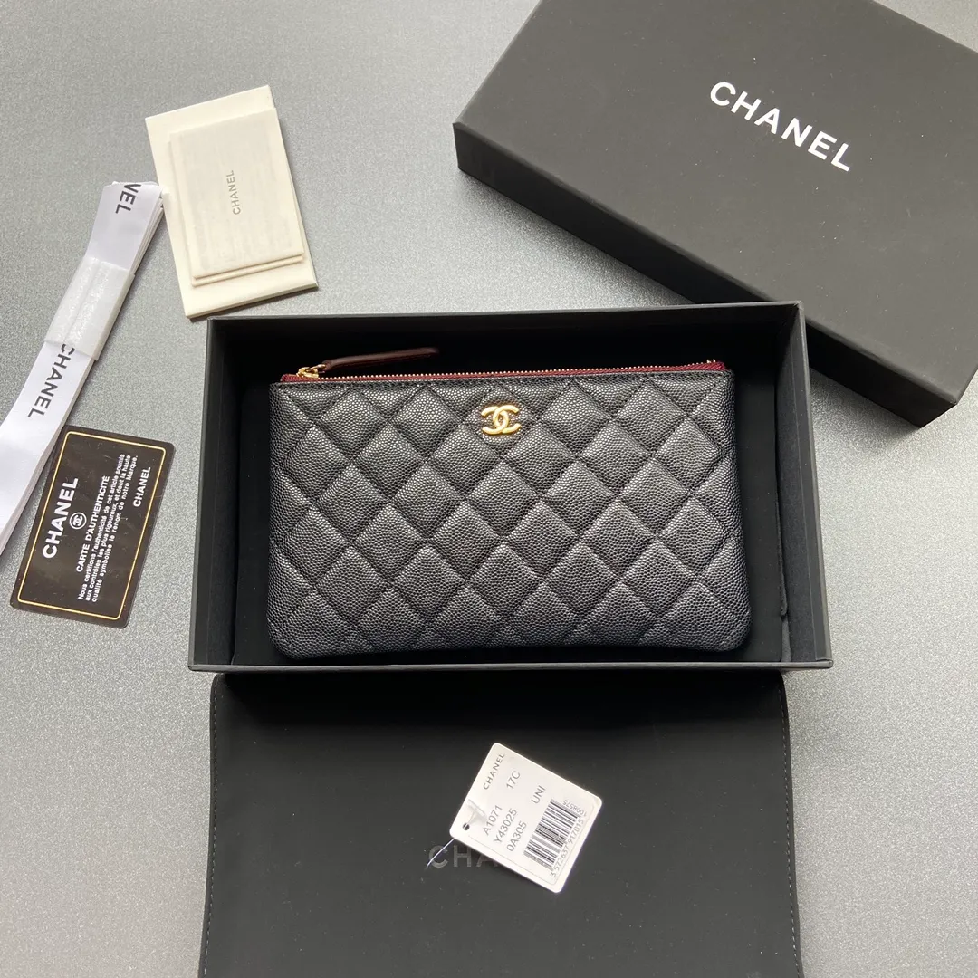 Xiaoxiang imported Italian grained calfskin Item No.: A1071 Price: 400 Size: w20×h12×d1.5 Color: Black fine ball grain leather with golden steel mark