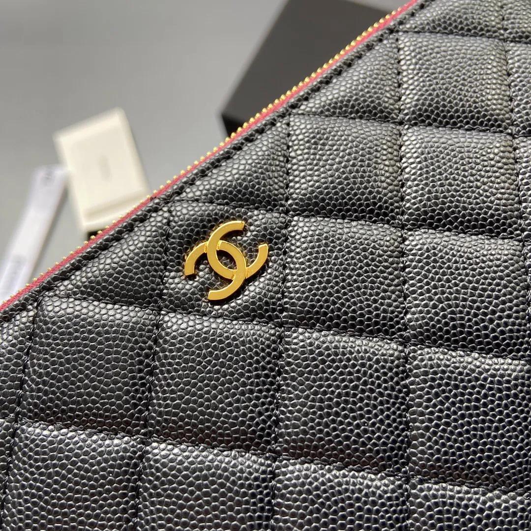 Xiaoxiang imported Italian grained calfskin Item No.: A1071 Price: 400 Size: w20×h12×d1.5 Color: Black fine ball grain leather with golden steel mark