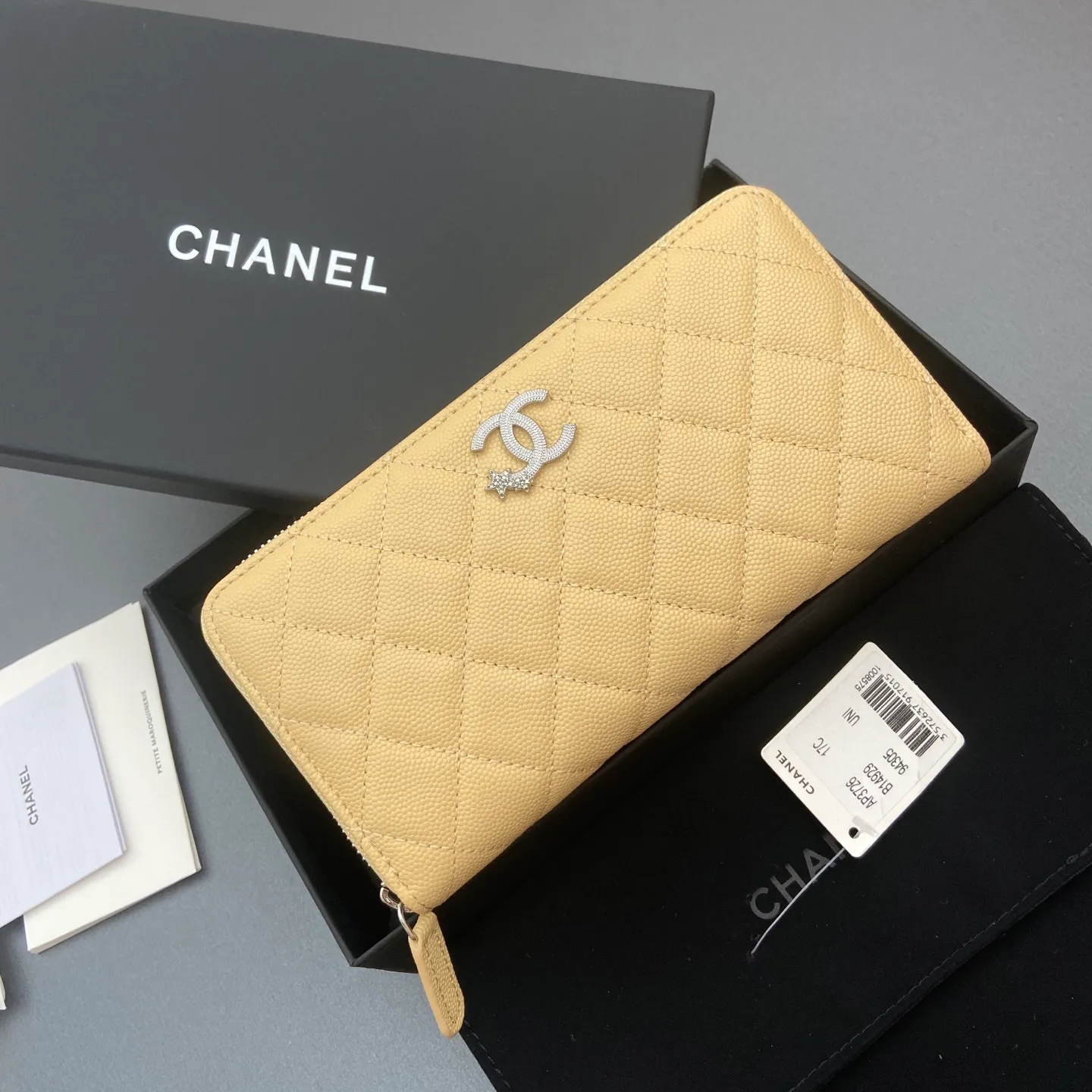 25b new series caviar cowhide with stars ⭐logo shiny blingblibg~zipper bag series fine ball pattern silver star hardware 12 card slots, two banknote compartments two compartments, 1 zipper bag Price: 260 No.: 3726 Size: w19×h10×d3cm