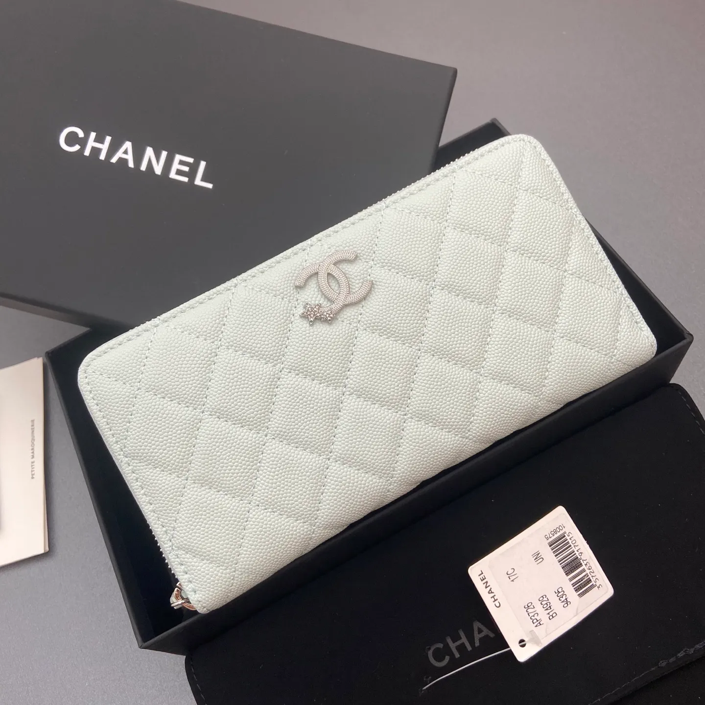 25b new series caviar cowhide with stars ⭐logo shiny blingblibg~zipper bag series fine ball pattern silver star hardware 12 card slots, two banknote compartments two compartments, 1 zipper bag Price: 260 No.: 3726 Size: w19×h10×d3cm