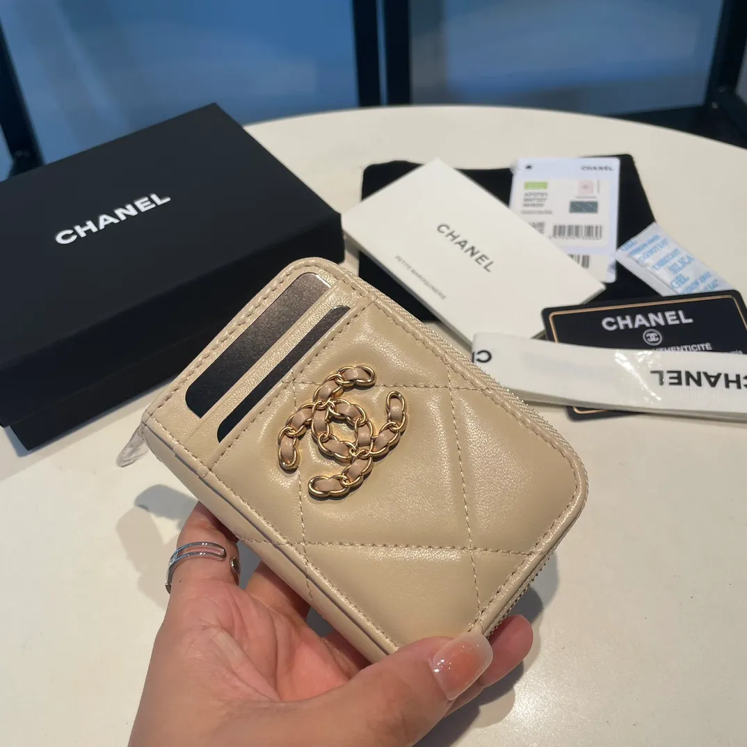 💰320😊Upgraded version💋🆕Ohanel new color🆕The latest zipper card holder with multiple card slots. The texture of goatskin is unparalleled. 😼The 19 series that is mainly recommended this season is a big rhombus with a strong retro style. I want to buy every color🧸 The logo is eye-catching and unique, the goatskin has a faint luster, and the temperament instantly ups and downs❣The fashionable style and style are also jointly created by Karl and Viard. The first series launched by the new artistic director will be a key recommendation of the brand from this year to next year, conveying the essence of the brand, with a full set of packaging 2701🍃size: 7.5*11cm