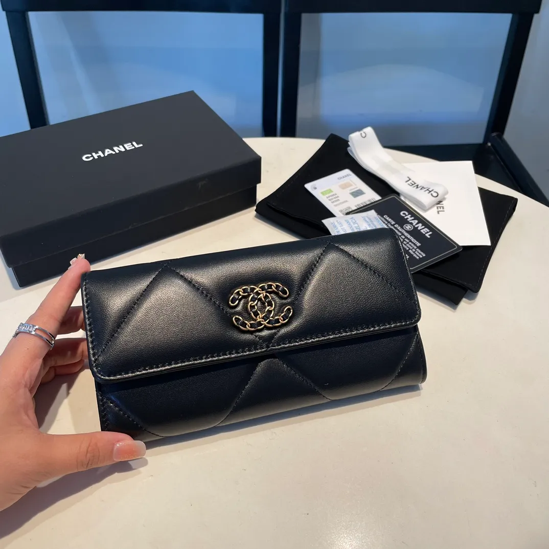 💰580😊 Upgraded version💋🆕 Ohanel new color🆕The latest long snap wallet, the texture of goatskin is invincible 😼The 19 series that is the main promotion this season is the big rhombus, with a strong retro style👝 Are there any people who want to buy each color🧸 The logo is eye-catching and unique, the goatskin has a light luster, and the temperament instantly ups and downs❣The fashionable style and style are also co-created by Karl and Viard. The first series launched by the new artistic director will be a key recommendation of the brand from this year to next year, conveying the essence of the brand, with a full set of packaging 0955🍃 Size: 19.5*12.5cm