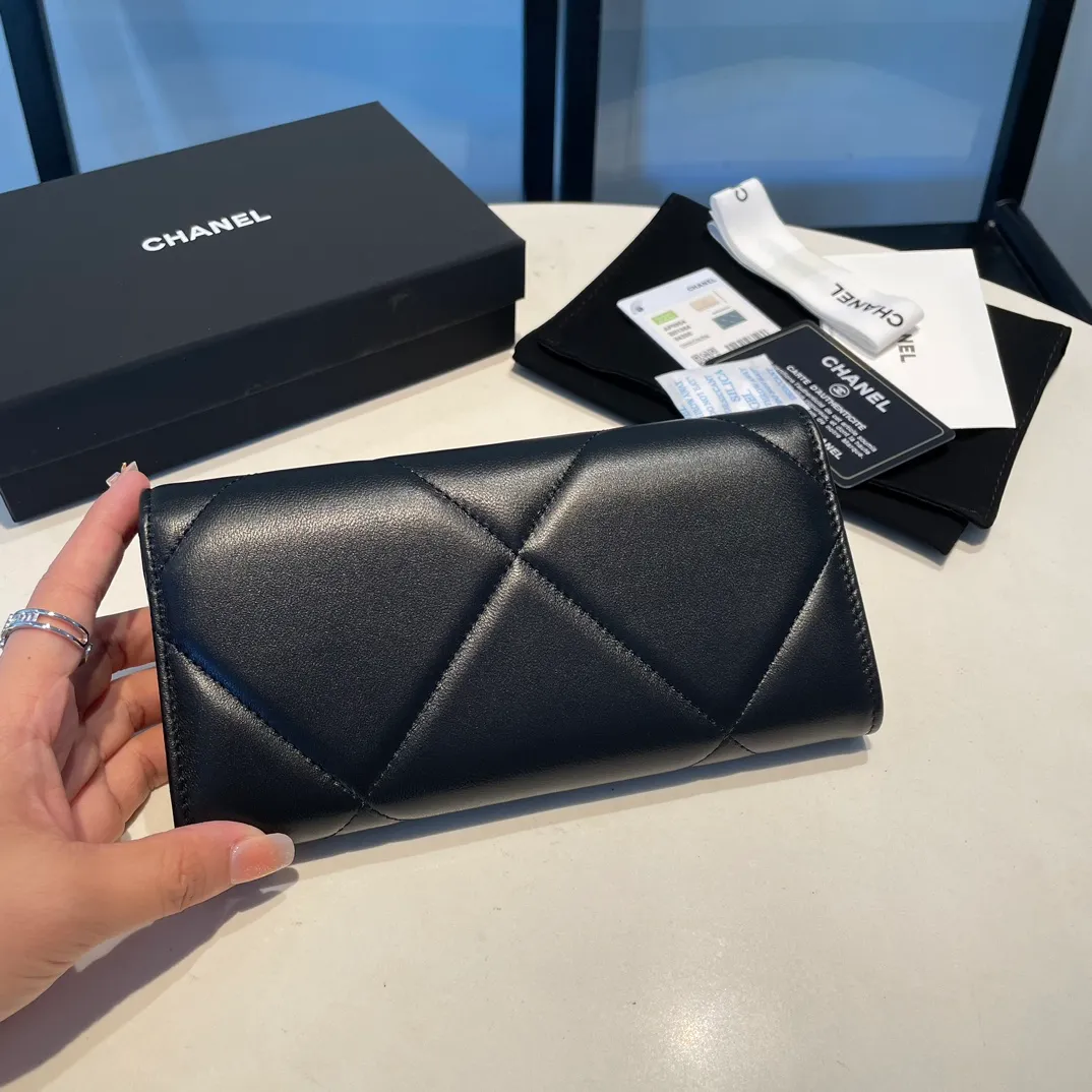 💰580😊 Upgraded version💋🆕 Ohanel new color🆕The latest long snap wallet, the texture of goatskin is invincible 😼The 19 series that is the main promotion this season is the big rhombus, with a strong retro style👝 Are there any people who want to buy each color🧸 The logo is eye-catching and unique, the goatskin has a light luster, and the temperament instantly ups and downs❣The fashionable style and style are also co-created by Karl and Viard. The first series launched by the new artistic director will be a key recommendation of the brand from this year to next year, conveying the essence of the brand, with a full set of packaging 0955🍃 Size: 19.5*12.5cm