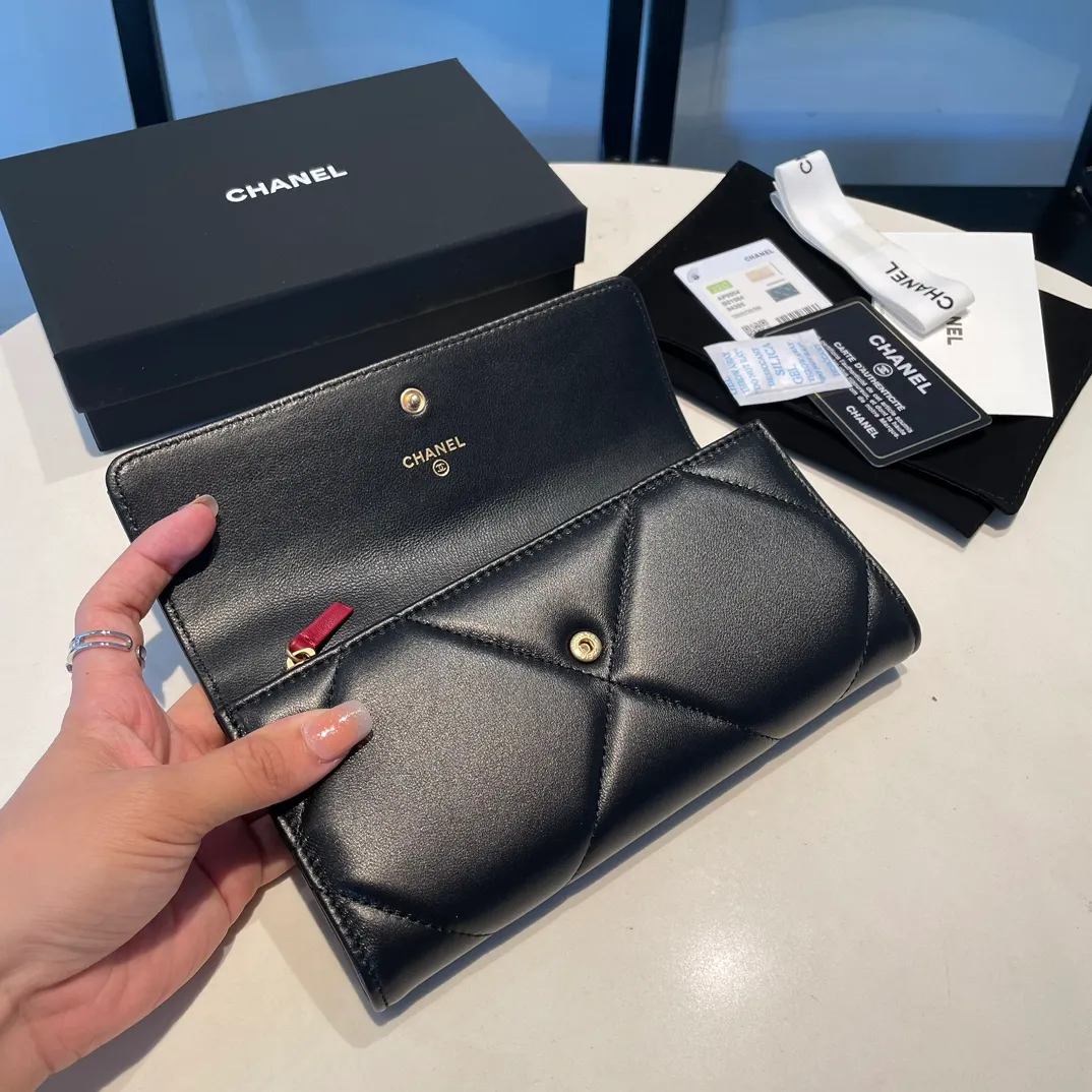 💰580😊 Upgraded version💋🆕 Ohanel new color🆕The latest long snap wallet, the texture of goatskin is invincible 😼The 19 series that is the main promotion this season is the big rhombus, with a strong retro style👝 Are there any people who want to buy each color🧸 The logo is eye-catching and unique, the goatskin has a light luster, and the temperament instantly ups and downs❣The fashionable style and style are also co-created by Karl and Viard. The first series launched by the new artistic director will be a key recommendation of the brand from this year to next year, conveying the essence of the brand, with a full set of packaging 0955🍃 Size: 19.5*12.5cm