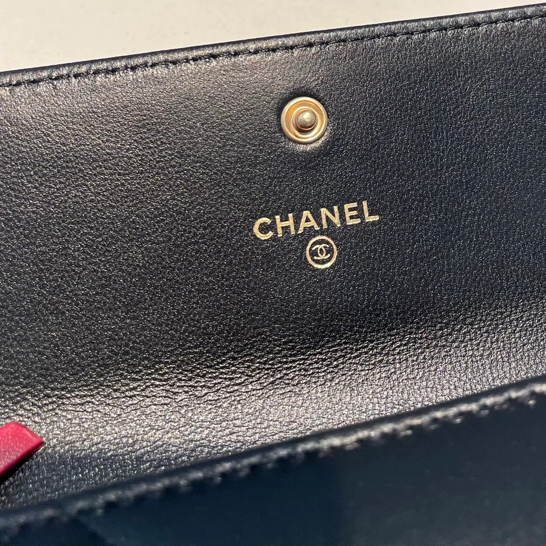 💰580😊 Upgraded version💋🆕 Ohanel new color🆕The latest long snap wallet, the texture of goatskin is invincible 😼The 19 series that is the main promotion this season is the big rhombus, with a strong retro style👝 Are there any people who want to buy each color🧸 The logo is eye-catching and unique, the goatskin has a light luster, and the temperament instantly ups and downs❣The fashionable style and style are also co-created by Karl and Viard. The first series launched by the new artistic director will be a key recommendation of the brand from this year to next year, conveying the essence of the brand, with a full set of packaging 0955🍃 Size: 19.5*12.5cm