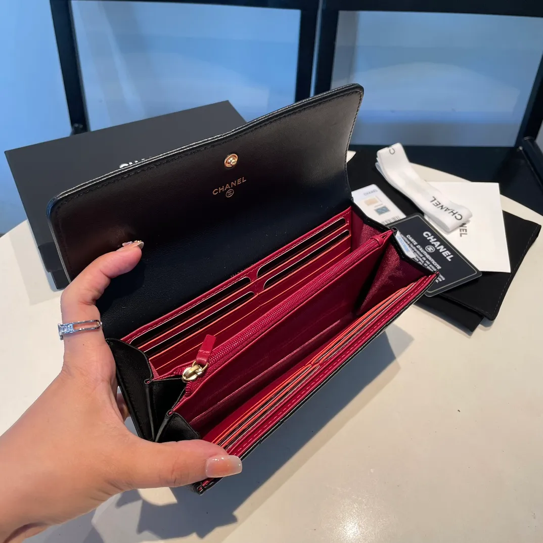 💰580😊 Upgraded version💋🆕 Ohanel new color🆕The latest long snap wallet, the texture of goatskin is invincible 😼The 19 series that is the main promotion this season is the big rhombus, with a strong retro style👝 Are there any people who want to buy each color🧸 The logo is eye-catching and unique, the goatskin has a light luster, and the temperament instantly ups and downs❣The fashionable style and style are also co-created by Karl and Viard. The first series launched by the new artistic director will be a key recommendation of the brand from this year to next year, conveying the essence of the brand, with a full set of packaging 0955🍃 Size: 19.5*12.5cm