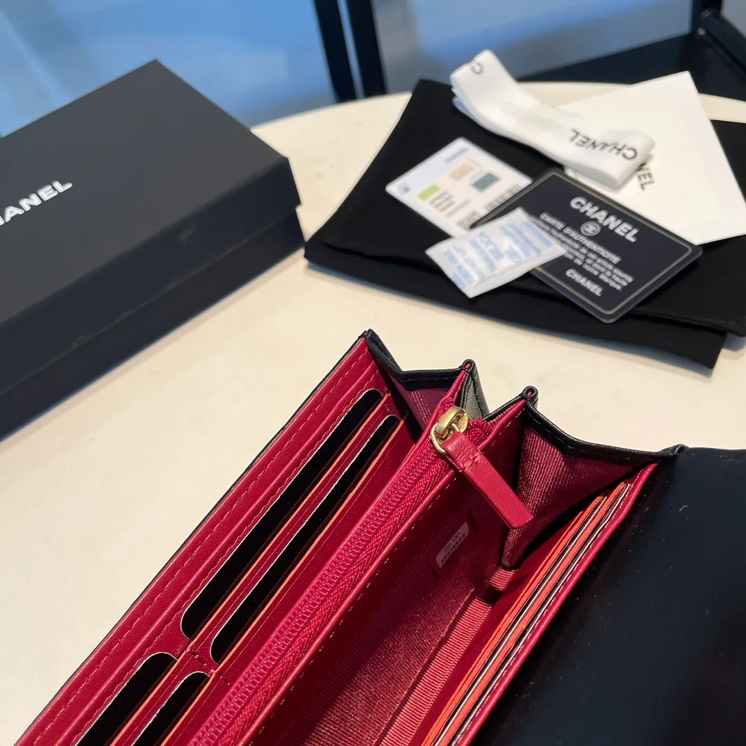 💰580😊 Upgraded version💋🆕 Ohanel new color🆕The latest long snap wallet, the texture of goatskin is invincible 😼The 19 series that is the main promotion this season is the big rhombus, with a strong retro style👝 Are there any people who want to buy each color🧸 The logo is eye-catching and unique, the goatskin has a light luster, and the temperament instantly ups and downs❣The fashionable style and style are also co-created by Karl and Viard. The first series launched by the new artistic director will be a key recommendation of the brand from this year to next year, conveying the essence of the brand, with a full set of packaging 0955🍃 Size: 19.5*12.5cm