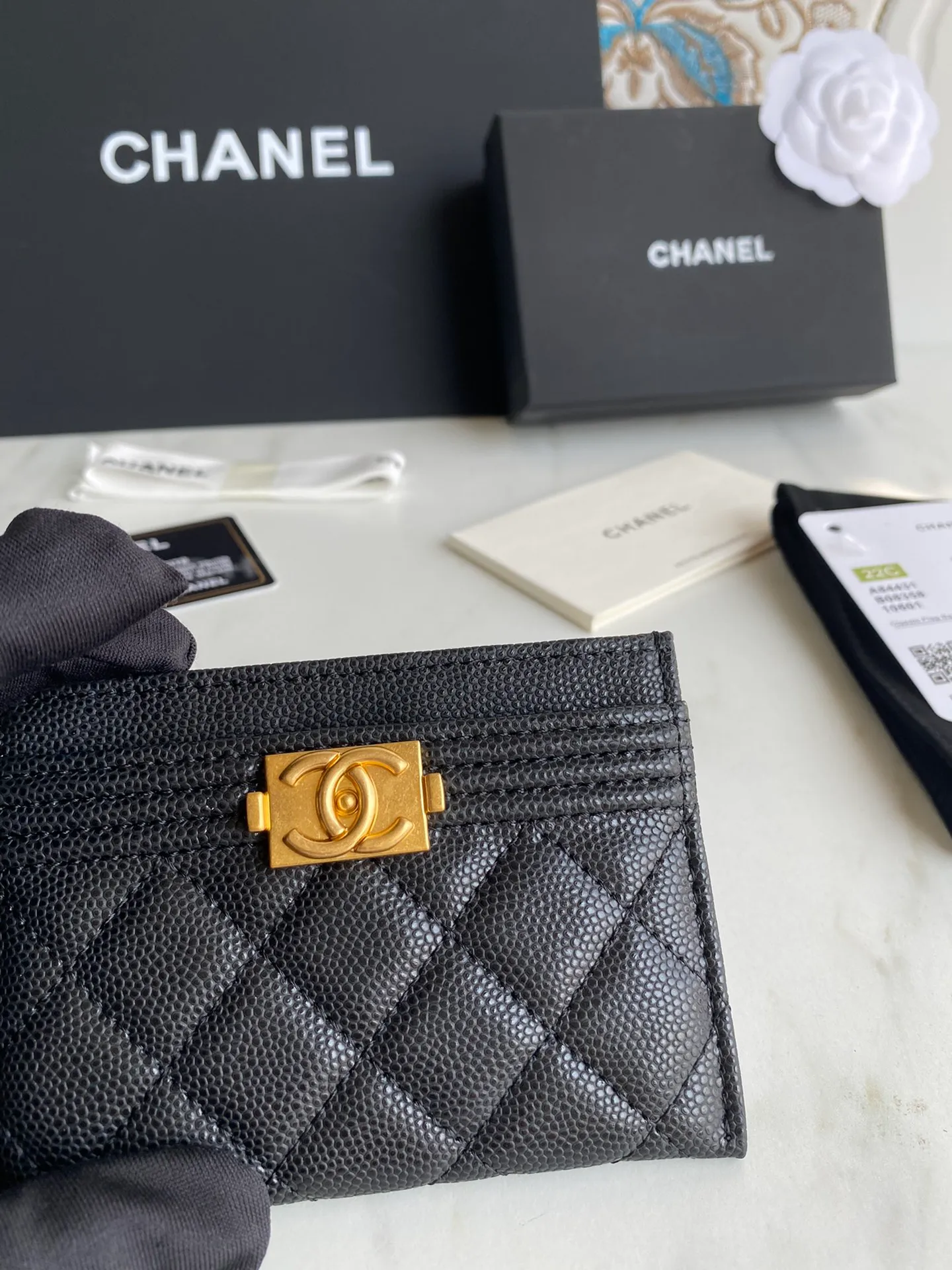 220💰[Original quality][With serial code] CHANEL’s new leboy card holder has arrived! The imported rhombus pattern is very attractive! The retro gilt buckle has an old-fashioned feel and is very fashionable and retro❤️This small card holder is very cost-effective and you can also put some change in the three card slots👍Model number: 84431 Size: 11×7.5×1cm