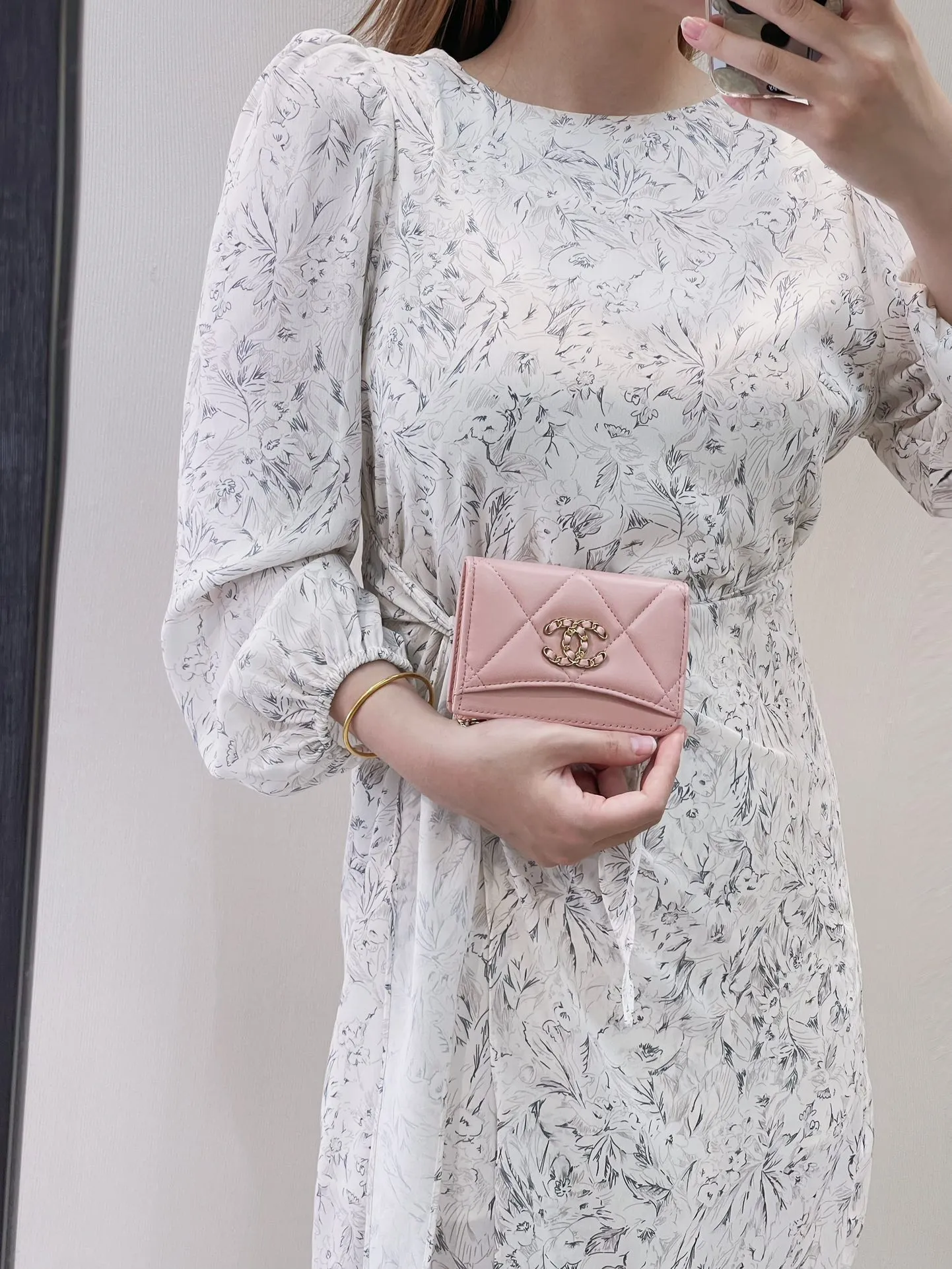 3176 Actual shot of pink chain double logo upper body picture