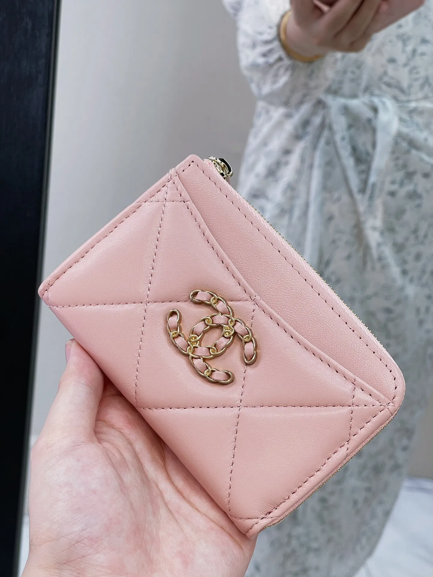 3176 Actual shot of pink chain double logo upper body picture