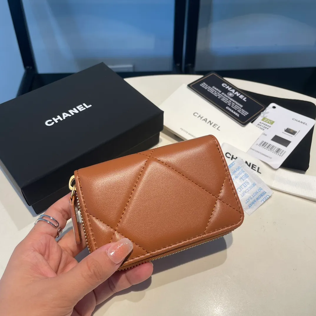 💰300😊 Upgraded version💋🆕 Ohanel new color🆕The latest zipper card holder, the texture of goatskin is invincible 😼The 19 series mainly promoted this season is the big rhombus, with a strong retro style👝Is there anyone who wants to buy each color🧸 The logo is eye-catching and unique, the goatskin has a light luster, and the temperament instantly ups and downs❣The fashionable style and style are also jointly created by Karl and Viard. The first series launched by the new artistic director will be a key recommendation of the brand from this year to next year, conveying the essence of the brand, with a full set of packaging 0945🍃size: 11.5*8cm