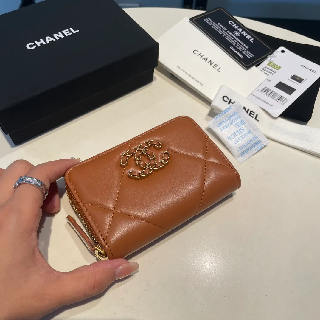 💰300😊 Upgraded version💋🆕 Ohanel new color🆕The latest zipper card holder, the texture of goatskin is invincible 😼The 19 series mainly promoted this season is the big rhombus, with a strong retro style👝Is there anyone who wants to buy each color🧸 The logo is eye-catching and unique, the goatskin has a light luster, and the temperament instantly ups and downs❣The fashionable style and style are also jointly created by Karl and Viard. The first series launched by the new artistic director will be a key recommendation of the brand from this year to next year, conveying the essence of the brand, with a full set of packaging 0945🍃size: 11.5*8cm