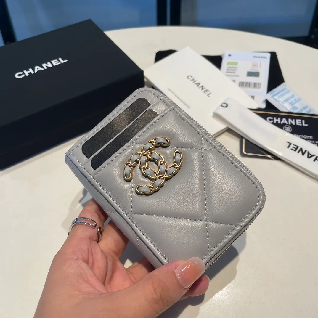 💰320😊Upgraded version💋🆕Ohanel new color🆕The latest zipper card holder with multiple card slots. The texture of goatskin is unparalleled. 😼The 19 series that is mainly recommended this season is a big rhombus with a strong retro style. I want to buy every color🧸 The logo is eye-catching and unique, the goatskin has a faint luster, and the temperament instantly ups and downs❣The fashionable style and style are also jointly created by Karl and Viard. The first series launched by the new artistic director will be a key recommendation of the brand from this year to next year, conveying the essence of the brand, with a full set of packaging 2701🍃size: 7.5*11cm