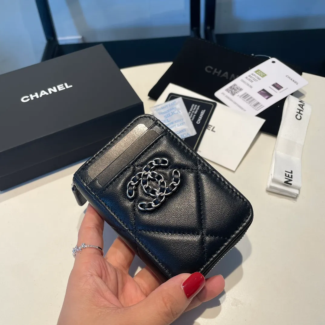 💰320😊Upgraded version💋🆕Ohanel new color🆕The latest zipper card holder with multiple card slots. The texture of goatskin is unparalleled. 😼The 19 series that is mainly recommended this season is a big rhombus with a strong retro style. I want to buy every color🧸 The logo is eye-catching and unique, the goatskin has a faint luster, and the temperament instantly ups and downs❣The fashionable style and style are also jointly created by Karl and Viard. The first series launched by the new artistic director will be a key recommendation of the brand from this year to next year, conveying the essence of the brand, with a full set of packaging 2701🍃size: 7.5*11cm
