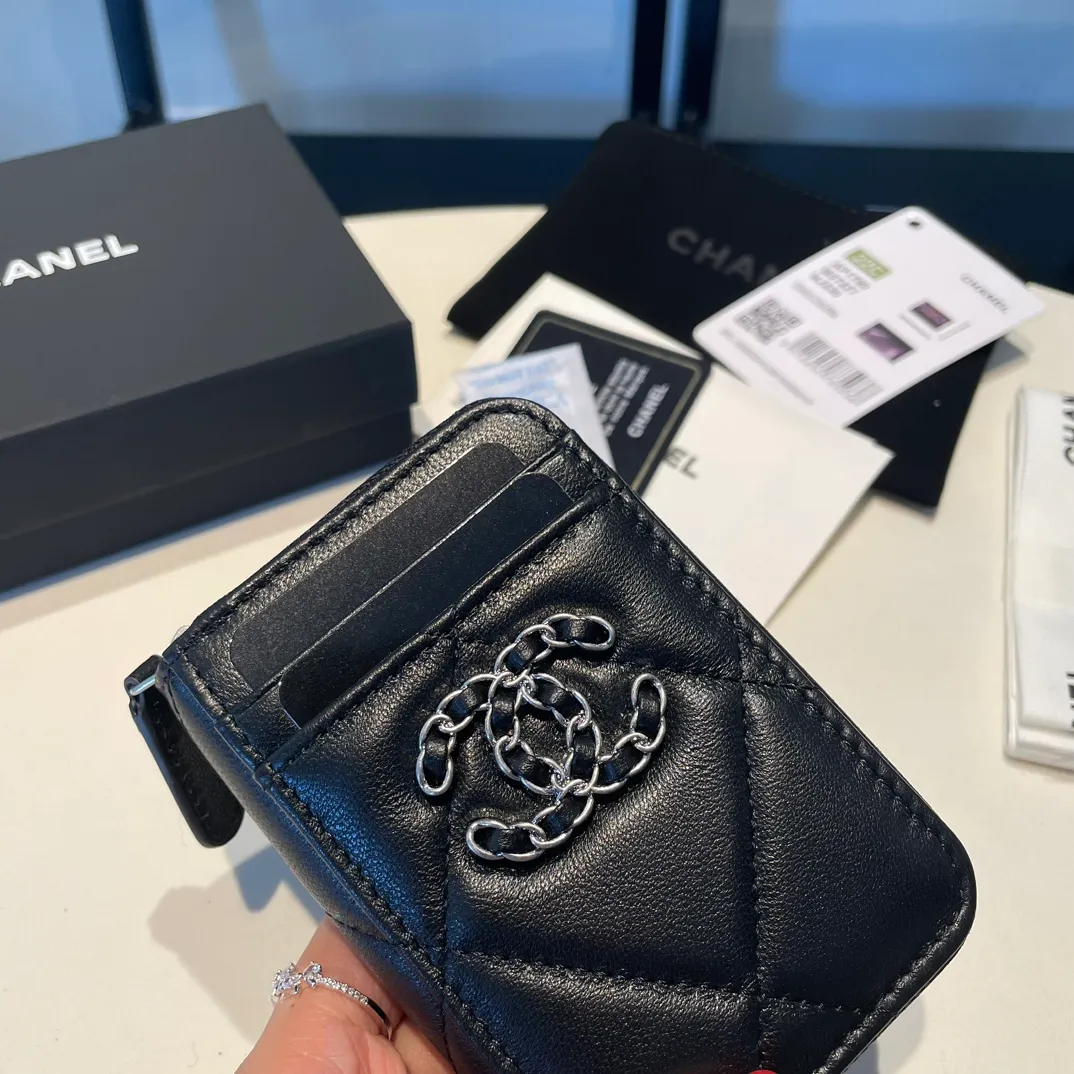 💰320😊Upgraded version💋🆕Ohanel new color🆕The latest zipper card holder with multiple card slots. The texture of goatskin is unparalleled. 😼The 19 series that is mainly recommended this season is a big rhombus with a strong retro style. I want to buy every color🧸 The logo is eye-catching and unique, the goatskin has a faint luster, and the temperament instantly ups and downs❣The fashionable style and style are also jointly created by Karl and Viard. The first series launched by the new artistic director will be a key recommendation of the brand from this year to next year, conveying the essence of the brand, with a full set of packaging 2701🍃size: 7.5*11cm