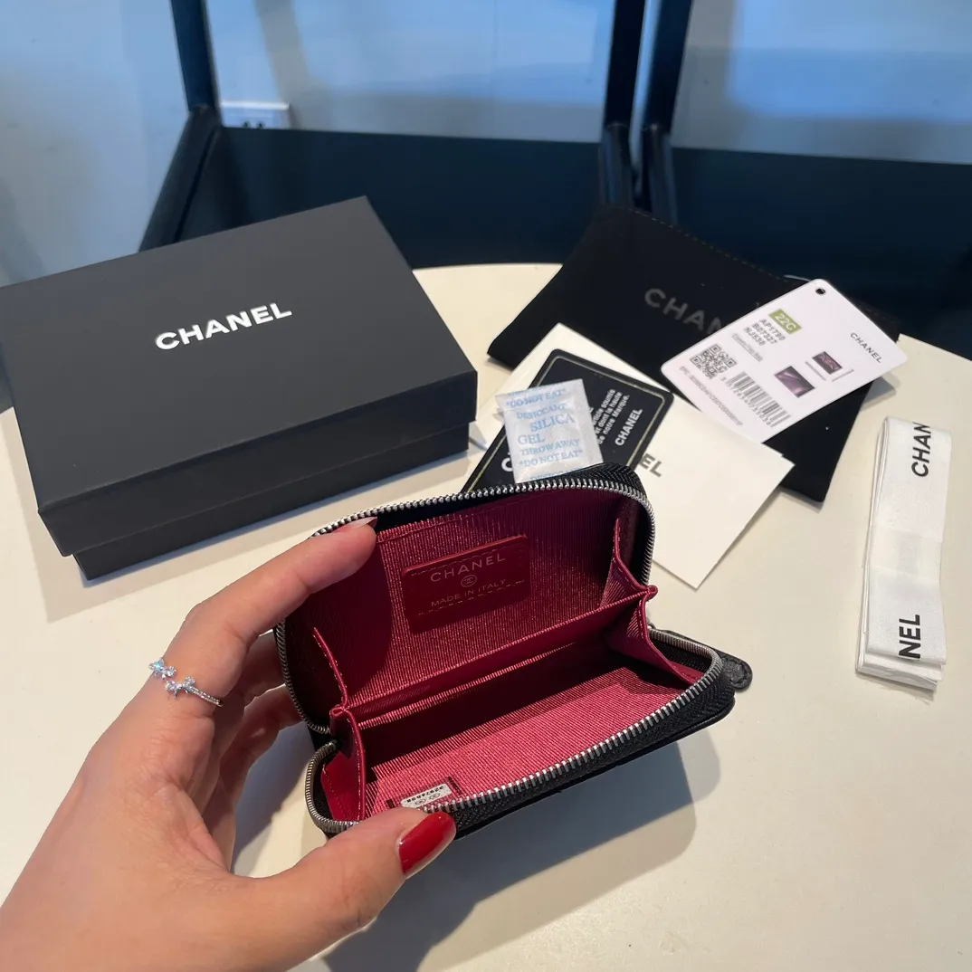💰320😊Upgraded version💋🆕Ohanel new color🆕The latest zipper card holder with multiple card slots. The texture of goatskin is unparalleled. 😼The 19 series that is mainly recommended this season is a big rhombus with a strong retro style. I want to buy every color🧸 The logo is eye-catching and unique, the goatskin has a faint luster, and the temperament instantly ups and downs❣The fashionable style and style are also jointly created by Karl and Viard. The first series launched by the new artistic director will be a key recommendation of the brand from this year to next year, conveying the essence of the brand, with a full set of packaging 2701🍃size: 7.5*11cm