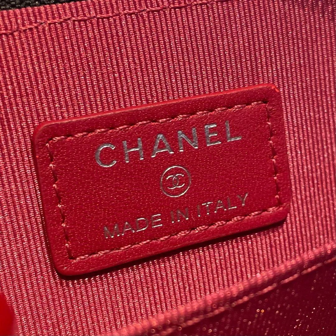 💰320😊Upgraded version💋🆕Ohanel new color🆕The latest zipper card holder with multiple card slots. The texture of goatskin is unparalleled. 😼The 19 series that is mainly recommended this season is a big rhombus with a strong retro style. I want to buy every color🧸 The logo is eye-catching and unique, the goatskin has a faint luster, and the temperament instantly ups and downs❣The fashionable style and style are also jointly created by Karl and Viard. The first series launched by the new artistic director will be a key recommendation of the brand from this year to next year, conveying the essence of the brand, with a full set of packaging 2701🍃size: 7.5*11cm