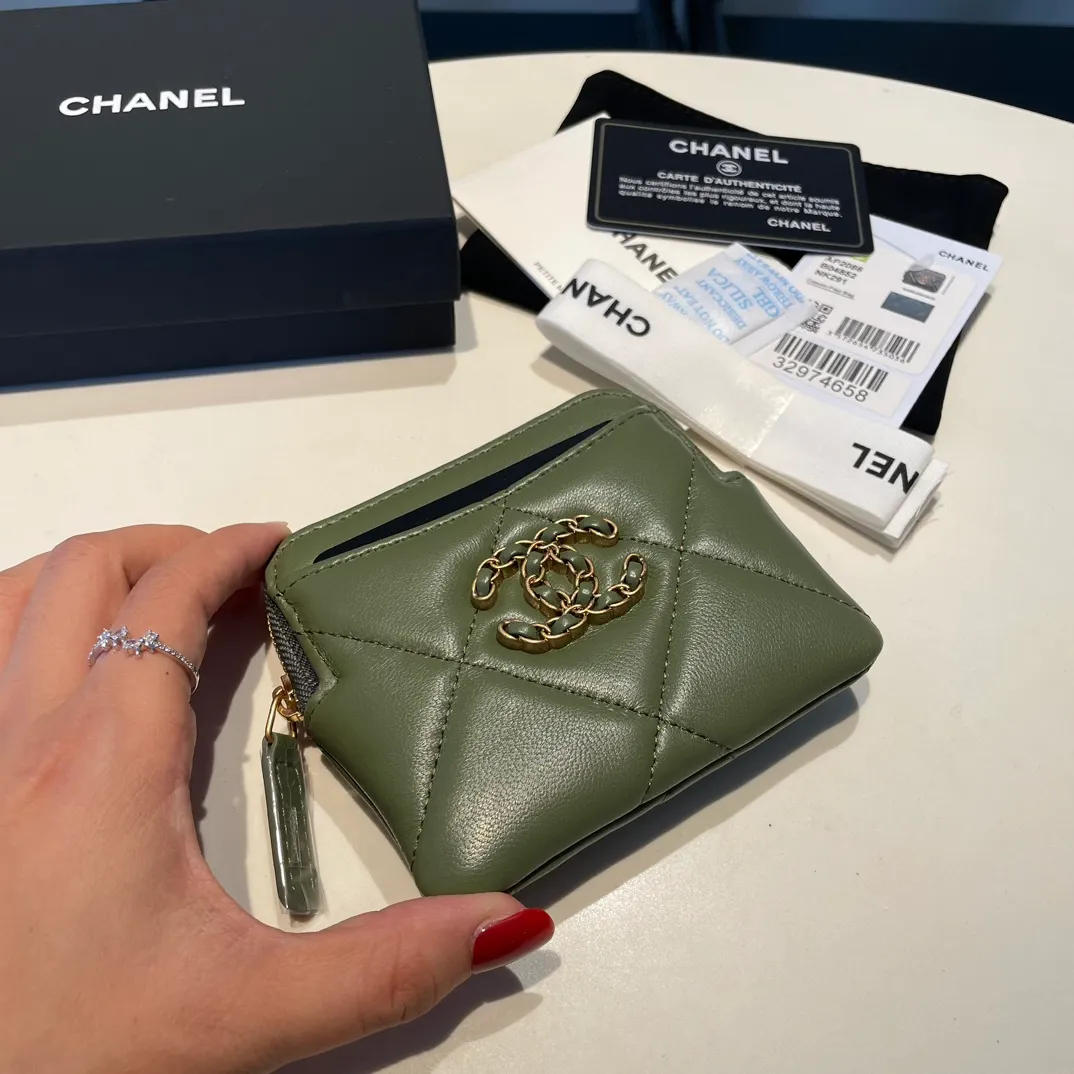 💰440😊Upgraded version💋🆕Ohanel new color🆕The latest zipper card holder coin purse with multiple card slots. The texture of goatskin is unparalleled. 😼The 19 series that is mainly recommended this season is a big rhombus with a strong retro style. Is there anyone who wants to buy every color?🧸 The logo is eye-catching and unique, the goatskin has a faint luster, and the temperament instantly ups and downs❣The fashionable style and style are also co-created by Karl and Viard. The first series launched by the new artistic director will be a key recommendation of the brand from this year to next year, conveying the essence of the brand, with a full set of packaging 2086🍃size: 12*9.5cm