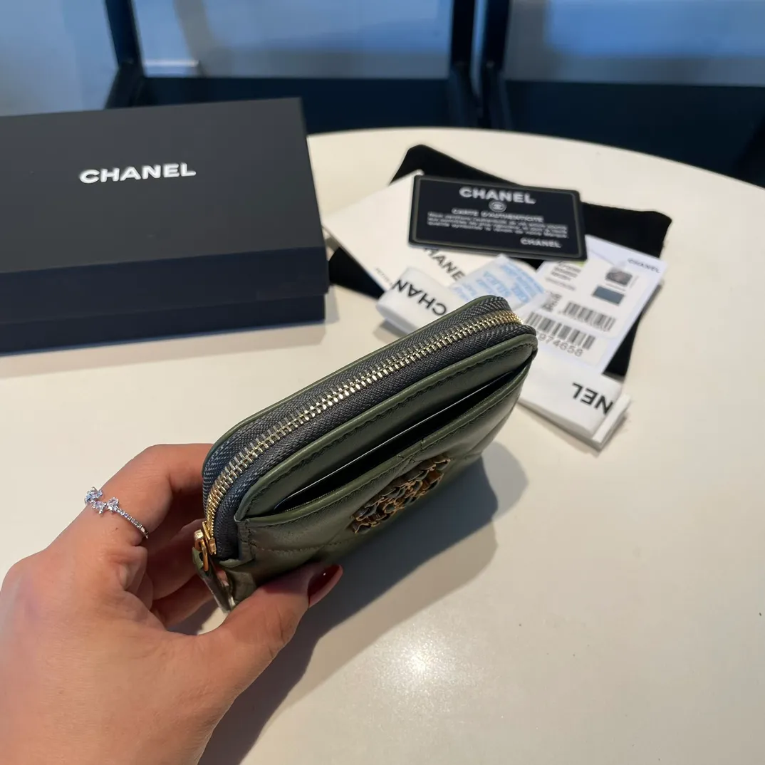 💰440😊Upgraded version💋🆕Ohanel new color🆕The latest zipper card holder coin purse with multiple card slots. The texture of goatskin is unparalleled. 😼The 19 series that is mainly recommended this season is a big rhombus with a strong retro style. Is there anyone who wants to buy every color?🧸 The logo is eye-catching and unique, the goatskin has a faint luster, and the temperament instantly ups and downs❣The fashionable style and style are also co-created by Karl and Viard. The first series launched by the new artistic director will be a key recommendation of the brand from this year to next year, conveying the essence of the brand, with a full set of packaging 2086🍃size: 12*9.5cm