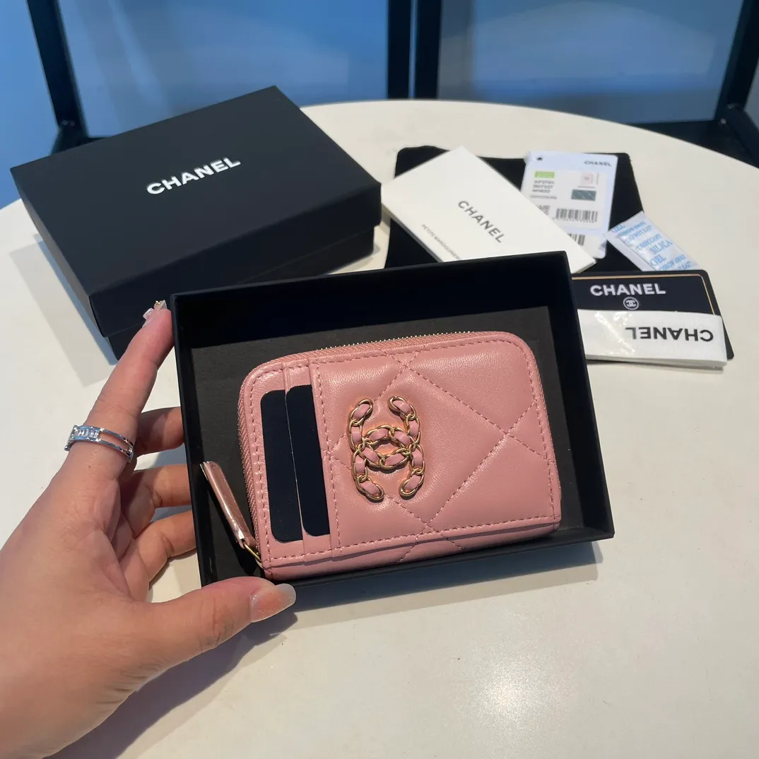 💰320😊Upgraded version💋🆕Ohanel new color🆕The latest zipper card holder with multiple card slots. The texture of goatskin is unparalleled. 😼The 19 series that is mainly recommended this season is a big rhombus with a strong retro style. I want to buy every color🧸 The logo is eye-catching and unique, the goatskin has a faint luster, and the temperament instantly ups and downs❣The fashionable style and style are also jointly created by Karl and Viard. The first series launched by the new artistic director will be a key recommendation of the brand from this year to next year, conveying the essence of the brand, with a full set of packaging 2701🍃size: 7.5*11cm