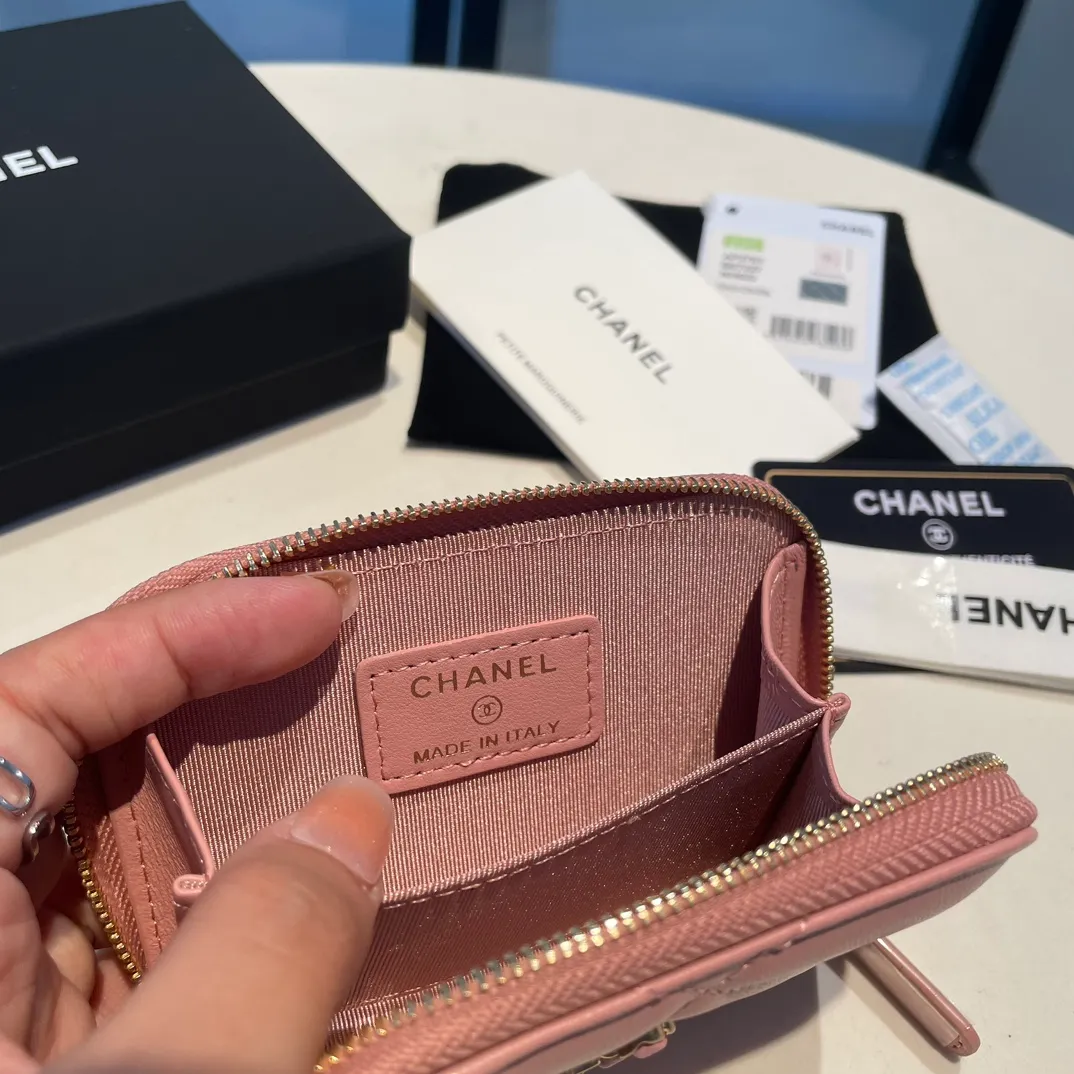💰320😊Upgraded version💋🆕Ohanel new color🆕The latest zipper card holder with multiple card slots. The texture of goatskin is unparalleled. 😼The 19 series that is mainly recommended this season is a big rhombus with a strong retro style. I want to buy every color🧸 The logo is eye-catching and unique, the goatskin has a faint luster, and the temperament instantly ups and downs❣The fashionable style and style are also jointly created by Karl and Viard. The first series launched by the new artistic director will be a key recommendation of the brand from this year to next year, conveying the essence of the brand, with a full set of packaging 2701🍃size: 7.5*11cm