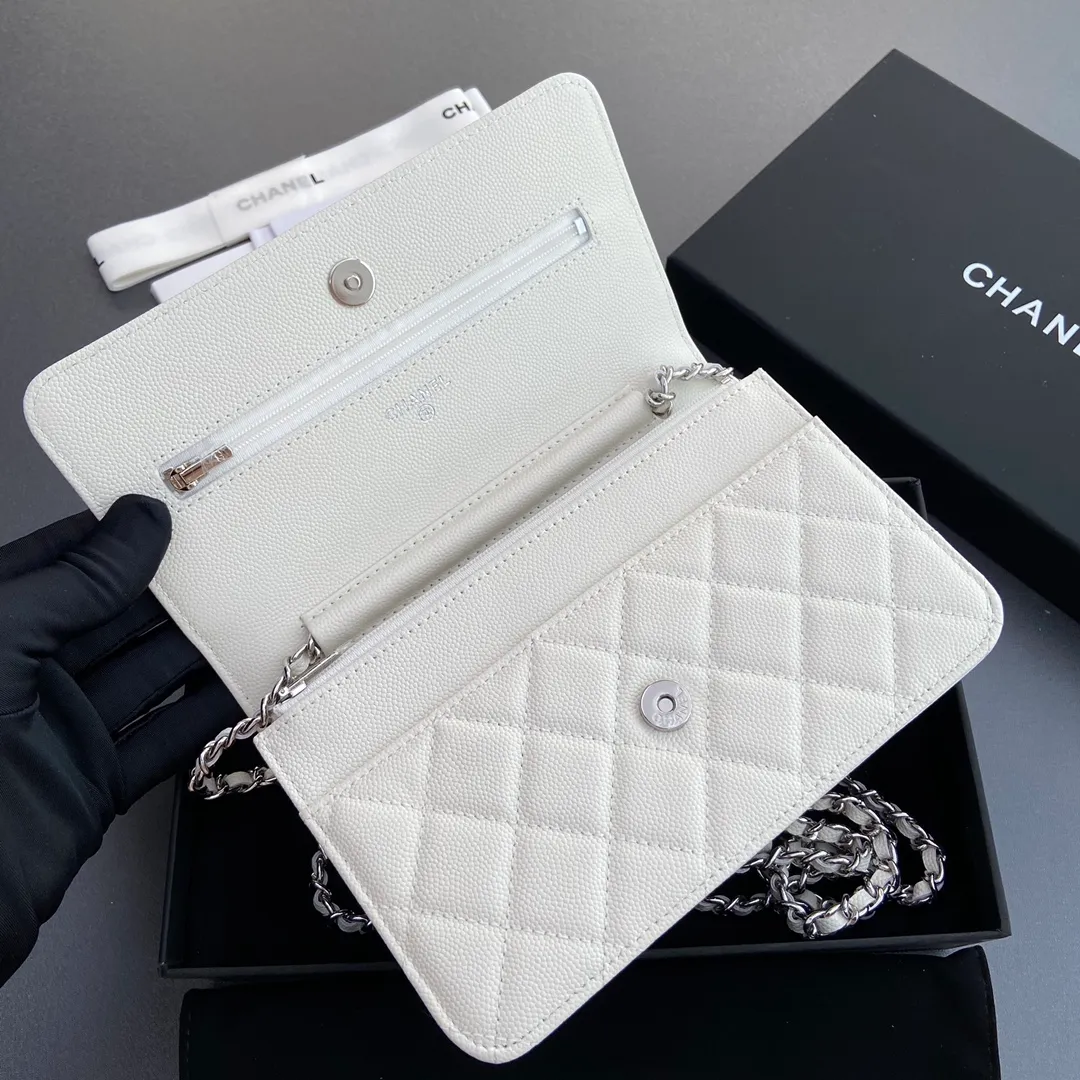 Xiaoxiang imported Italian grained calfskin Item No.: A0250 💰: 640 Size: w20×h13×d3.5cm Color: White fine ball pattern silver steel mark