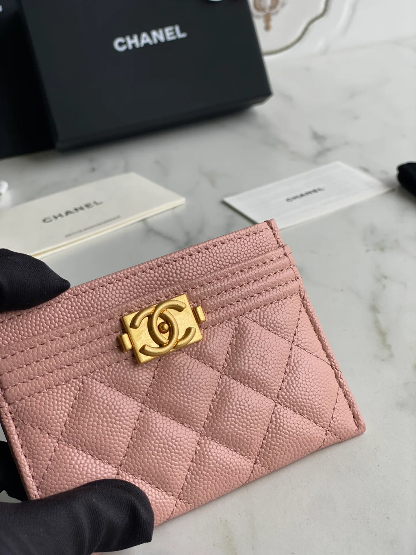 220💰[Original quality][With serial code] CHANEL’s new leboy card holder has arrived! The imported rhombus pattern is very attractive! The retro gilt buckle has an old-fashioned feel and is very fashionable and retro❤️This small card holder is very cost-effective and you can also put some change in the three card slots👍Model number: 84431 Size: 11×7.5×1cm