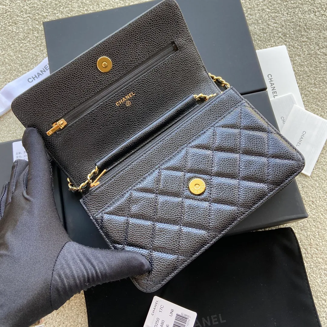 Xiaoxiang imported Italian grained calfskin Item number: A0250 💰: 640 Size: w20×h13×d3.5cm Color: black patterned gold steel mark