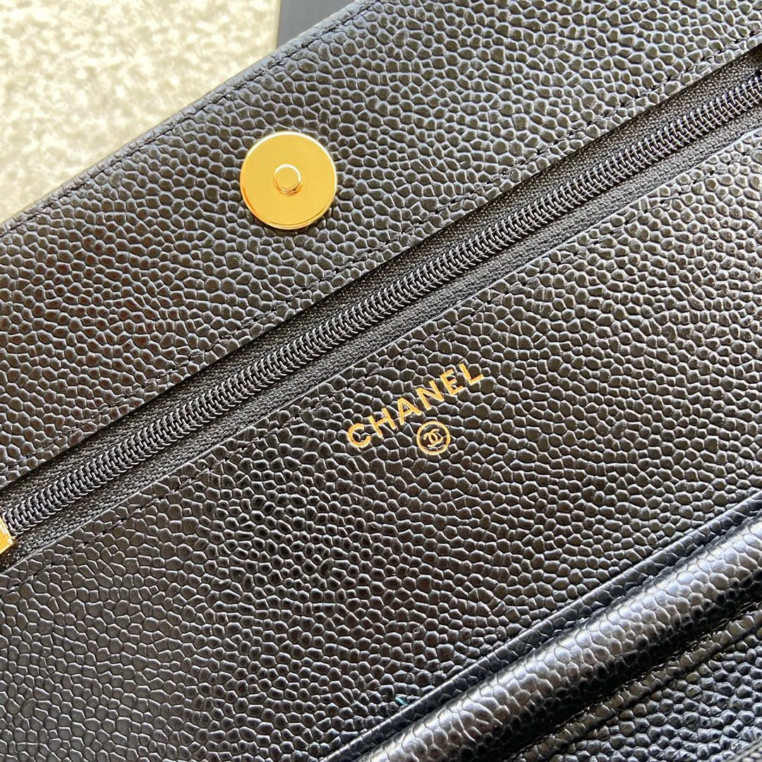 Xiaoxiang imported Italian grained calfskin Item number: A0250 💰: 640 Size: w20×h13×d3.5cm Color: black patterned gold steel mark