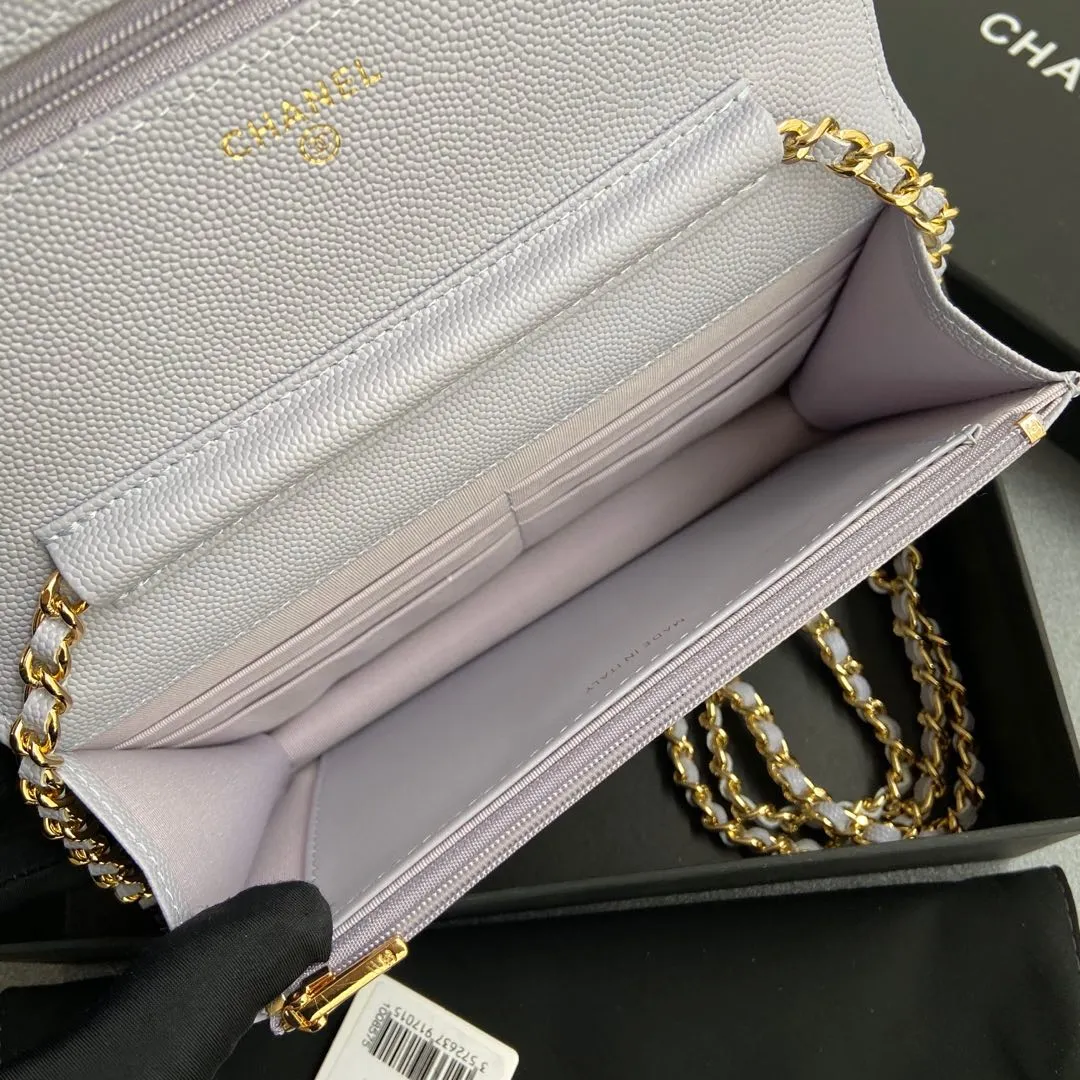 Xiaoxiang imported Italian grained calfskin Item No.: A0250 Price: 640 Size: w20×h13×d3.5cm Color: Light purple fine ball pattern gold steel mark