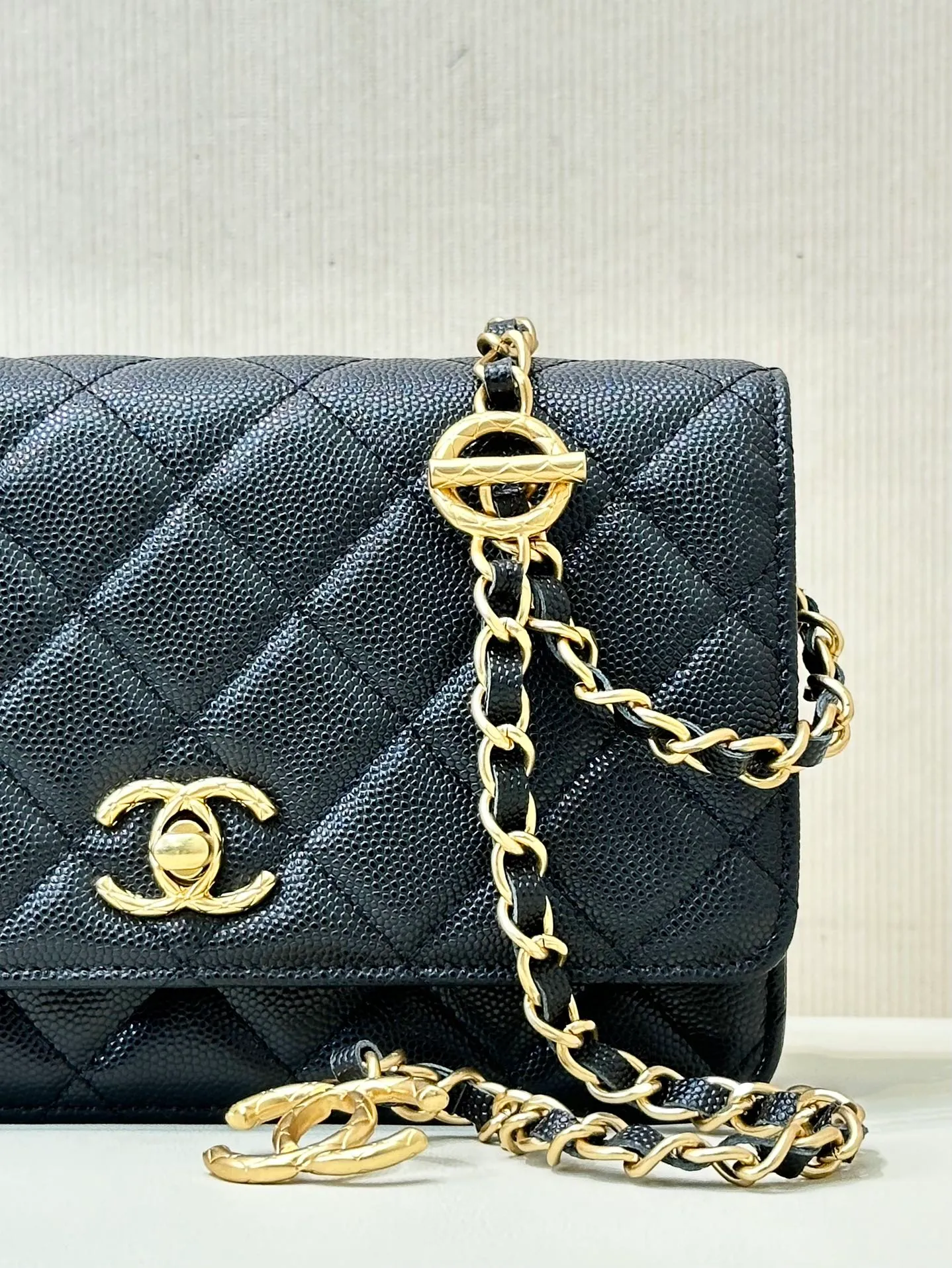 96020 Simple details and timeless fashion /chane*23bwoc There is no bag that is more cost-effective and easier to carry. It is the first choice - yes! Simple and classic design, wear-resistant and durable. Everyone knows that our Xiaoxiang is original from Europe, not from the market. The leather supplier of Xiangnai is our old partner. The original HAAS calfskin has the texture, fineness, gloss and graininess of the original leather! The original factory is rare and has first-grade good leather. The hardware is the most labor-intensive thing. It takes a long time and the output is small. This is all because the hardware is really difficult to get and wait. Xiaoxiang's hardware is really not something that can be done by just any factory. The electroplating, color, and body are all very particular. This Woc is double-C hardware. The original factory has data, so it is not something that can be copied casually‼ ️ Size: 19/12/4cm