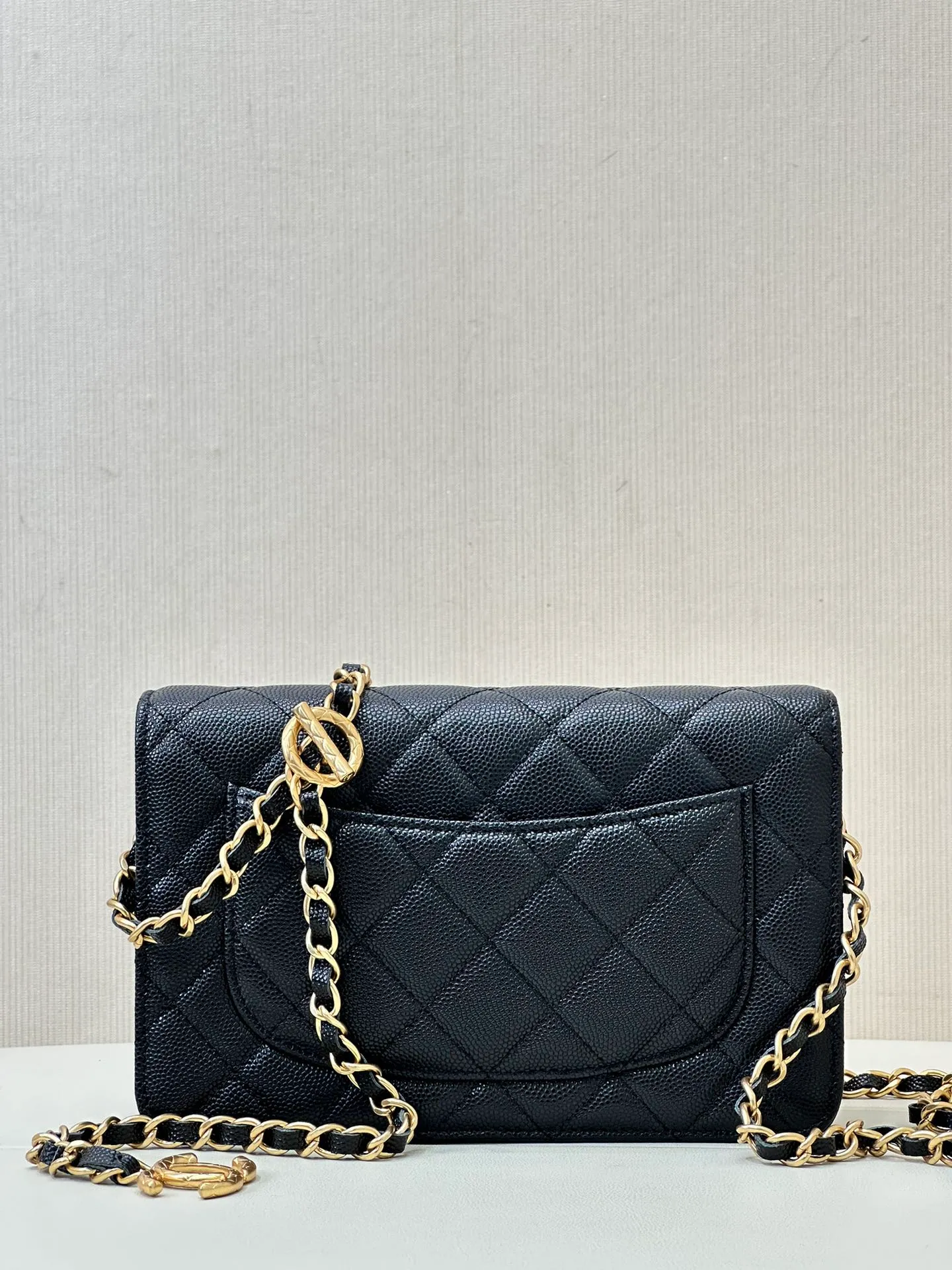 96020 Simple details and timeless fashion /chane*23bwoc There is no bag that is more cost-effective and easier to carry. It is the first choice - yes! Simple and classic design, wear-resistant and durable. Everyone knows that our Xiaoxiang is original from Europe, not from the market. The leather supplier of Xiangnai is our old partner. The original HAAS calfskin has the texture, fineness, gloss and graininess of the original leather! The original factory is rare and has first-grade good leather. The hardware is the most labor-intensive thing. It takes a long time and the output is small. This is all because the hardware is really difficult to get and wait. Xiaoxiang's hardware is really not something that can be done by just any factory. The electroplating, color, and body are all very particular. This Woc is double-C hardware. The original factory has data, so it is not something that can be copied casually‼ ️ Size: 19/12/4cm