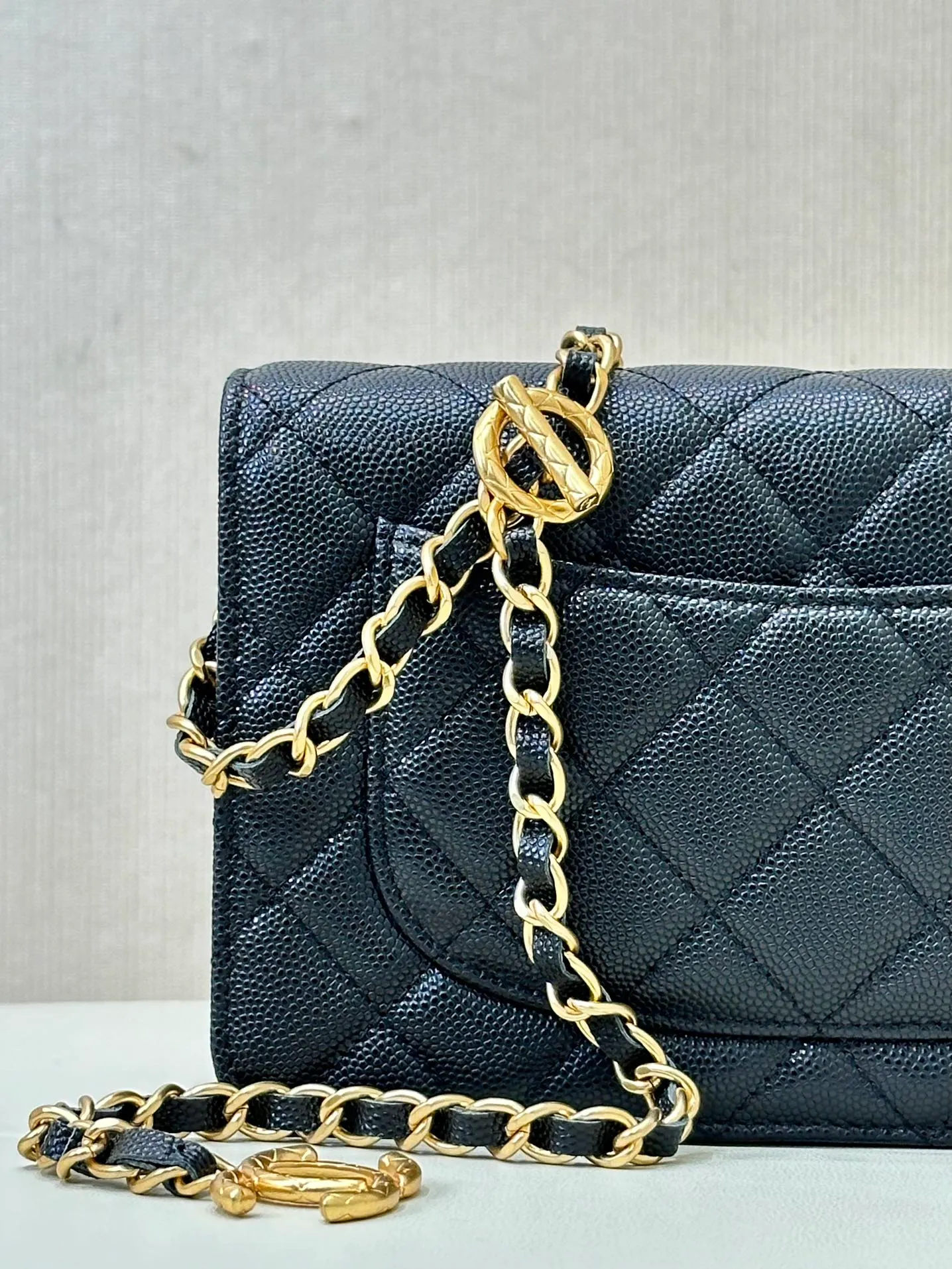 96020 Simple details and timeless fashion /chane*23bwoc There is no bag that is more cost-effective and easier to carry. It is the first choice - yes! Simple and classic design, wear-resistant and durable. Everyone knows that our Xiaoxiang is original from Europe, not from the market. The leather supplier of Xiangnai is our old partner. The original HAAS calfskin has the texture, fineness, gloss and graininess of the original leather! The original factory is rare and has first-grade good leather. The hardware is the most labor-intensive thing. It takes a long time and the output is small. This is all because the hardware is really difficult to get and wait. Xiaoxiang's hardware is really not something that can be done by just any factory. The electroplating, color, and body are all very particular. This Woc is double-C hardware. The original factory has data, so it is not something that can be copied casually‼ ️ Size: 19/12/4cm